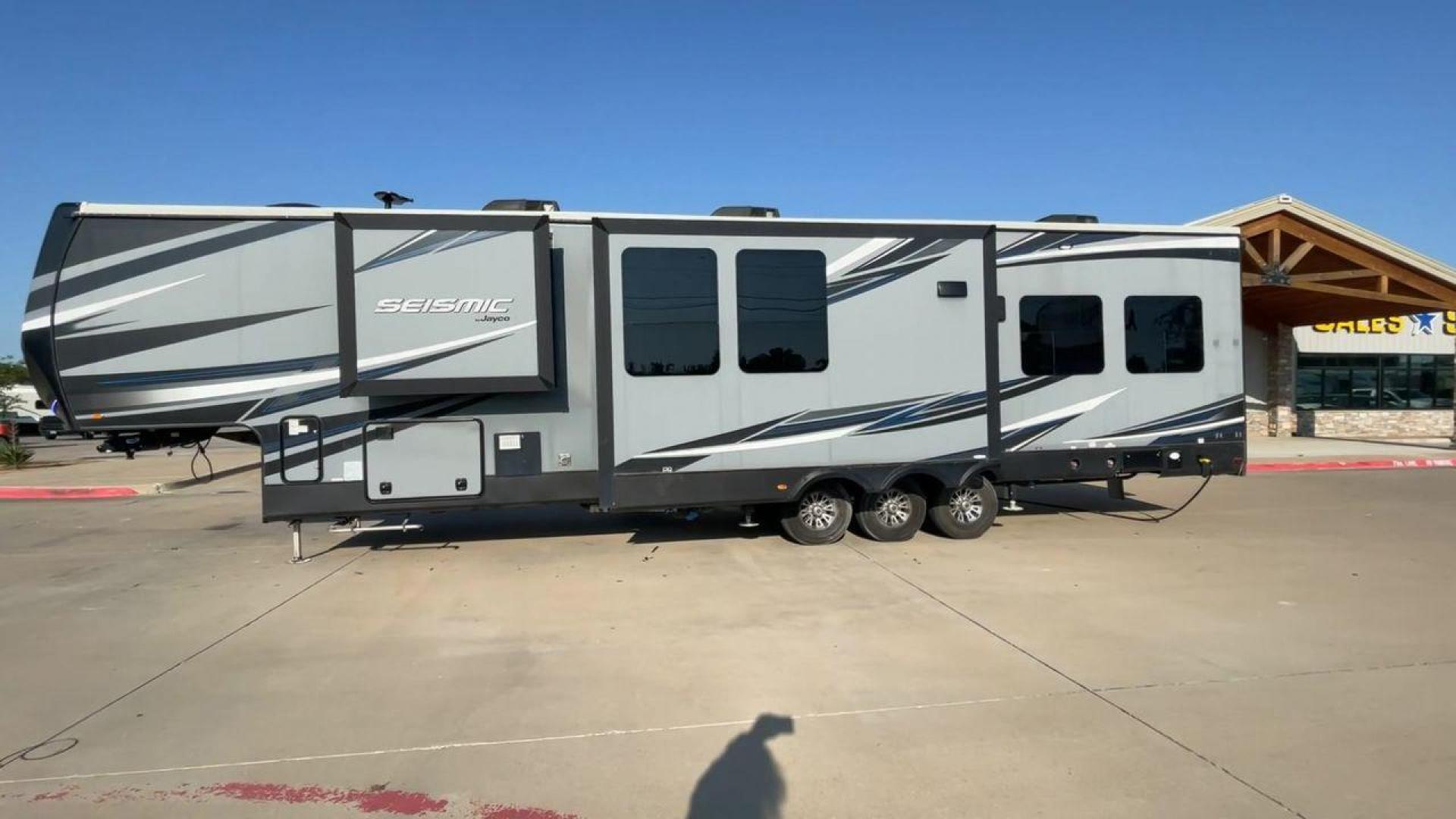 2018 GRAY JAYCO SEISMIC 4250 - (1UJCJSCV5J1) , Length: 44.92 ft. | Dry Weight: 15,570 lbs. | Gross Weight: 20,000 lbs. | Slides: 3 transmission, located at 4319 N Main Street, Cleburne, TX, 76033, (817) 221-0660, 32.435829, -97.384178 - Set out to the great outdoors in this 2018 Jayco Seismic 4250 and enjoy all the amenities it has to offer! This toy hauler measures just a bit under 45 ft. in length and 13.32 ft. in height, providing great space and comfort. It has a dry weight of 15,570 lbs. and a GVWR of 20,000 lbs. It also comes - Photo#6