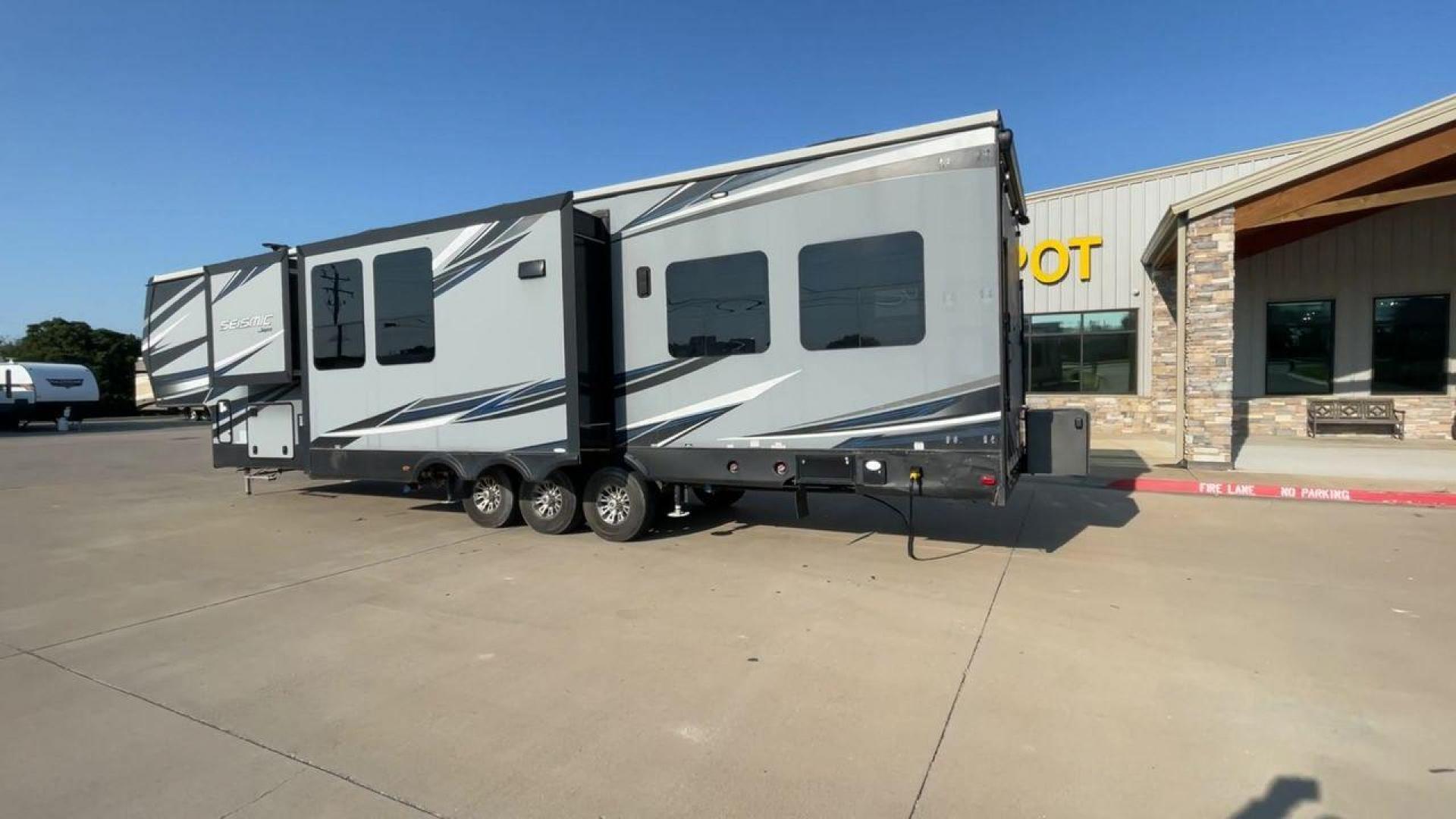 2018 GRAY JAYCO SEISMIC 4250 - (1UJCJSCV5J1) , Length: 44.92 ft. | Dry Weight: 15,570 lbs. | Gross Weight: 20,000 lbs. | Slides: 3 transmission, located at 4319 N Main Street, Cleburne, TX, 76033, (817) 221-0660, 32.435829, -97.384178 - Set out to the great outdoors in this 2018 Jayco Seismic 4250 and enjoy all the amenities it has to offer! This toy hauler measures just a bit under 45 ft. in length and 13.32 ft. in height, providing great space and comfort. It has a dry weight of 15,570 lbs. and a GVWR of 20,000 lbs. It also comes - Photo#7