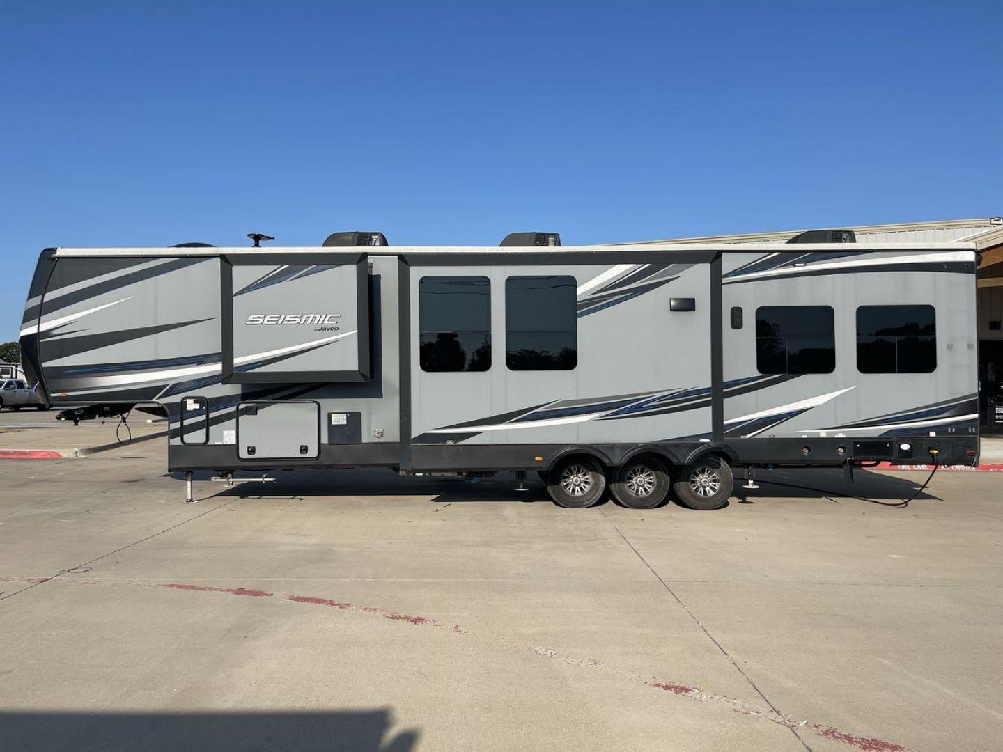 2018 GRAY JAYCO SEISMIC 4250 - (1UJCJSCV5J1) , Length: 44.92 ft. | Dry Weight: 15,570 lbs. | Gross Weight: 20,000 lbs. | Slides: 3 transmission, located at 4319 N Main Street, Cleburne, TX, 76033, (817) 221-0660, 32.435829, -97.384178 - Set out to the great outdoors in this 2018 Jayco Seismic 4250 and enjoy all the amenities it has to offer! This toy hauler measures just a bit under 45 ft. in length and 13.32 ft. in height, providing great space and comfort. It has a dry weight of 15,570 lbs. and a GVWR of 20,000 lbs. It also comes - Photo#23