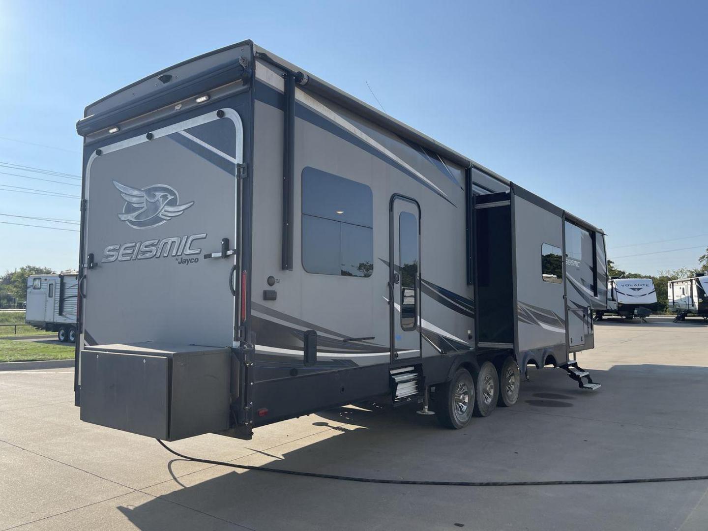 2018 GRAY JAYCO SEISMIC 4250 - (1UJCJSCV5J1) , Length: 44.92 ft. | Dry Weight: 15,570 lbs. | Gross Weight: 20,000 lbs. | Slides: 3 transmission, located at 4319 N Main Street, Cleburne, TX, 76033, (817) 221-0660, 32.435829, -97.384178 - Set out to the great outdoors in this 2018 Jayco Seismic 4250 and enjoy all the amenities it has to offer! This toy hauler measures just a bit under 45 ft. in length and 13.32 ft. in height, providing great space and comfort. It has a dry weight of 15,570 lbs. and a GVWR of 20,000 lbs. It also comes - Photo#24