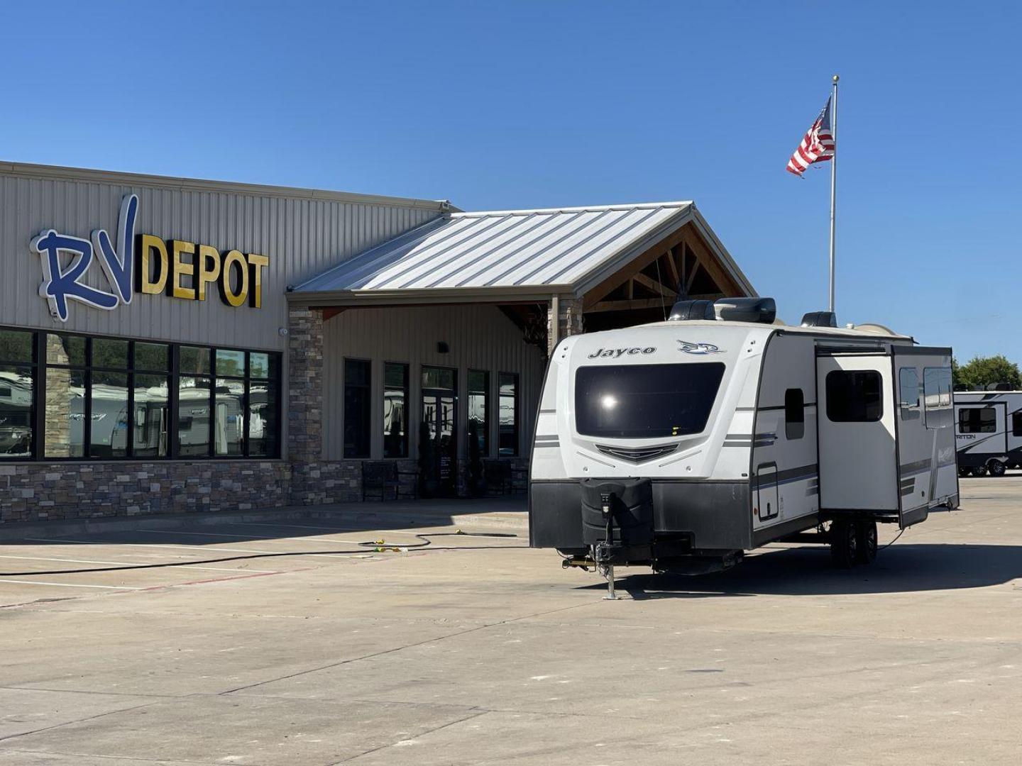 2018 JAYCO WHITE HAWK 27RB (1UJBJ0BR1J1) , Length: 32.7 ft. | Dry Weight: 6,500 lbs. | Gross Weight: 8,200 lbs. | Slides: 1 transmission, located at 4319 N Main Street, Cleburne, TX, 76033, (817) 221-0660, 32.435829, -97.384178 - The 2018 Jayco White Hawk 27RB is an impressive 32.7 ft travel trailer that blends comfort and functionality. With a dry weight of 6,500 lbs and a gross weight of 8,200 lbs, this single-slide unit provides a lightweight yet spacious experience for campers and travelers alike. The exterior of the Jay - Photo#0