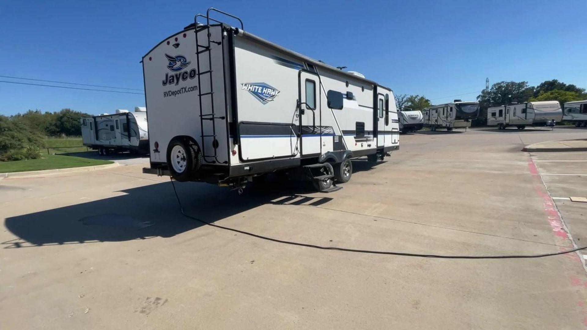 2018 JAYCO WHITE HAWK 27RB (1UJBJ0BR1J1) , Length: 32.7 ft. | Dry Weight: 6,500 lbs. | Gross Weight: 8,200 lbs. | Slides: 1 transmission, located at 4319 N Main Street, Cleburne, TX, 76033, (817) 221-0660, 32.435829, -97.384178 - The 2018 Jayco White Hawk 27RB is an impressive 32.7 ft travel trailer that blends comfort and functionality. With a dry weight of 6,500 lbs and a gross weight of 8,200 lbs, this single-slide unit provides a lightweight yet spacious experience for campers and travelers alike. The exterior of the Jay - Photo#1