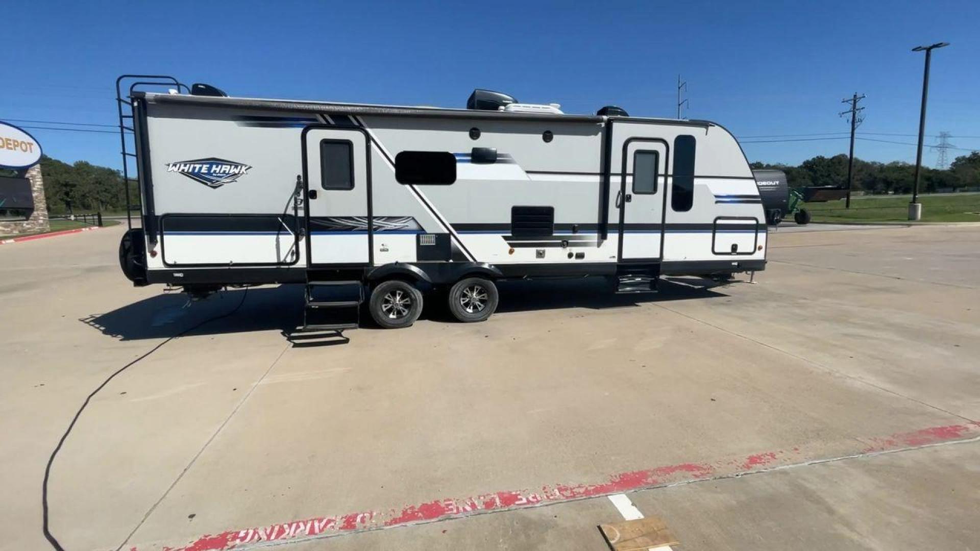 2018 JAYCO WHITE HAWK 27RB (1UJBJ0BR1J1) , Length: 32.7 ft. | Dry Weight: 6,500 lbs. | Gross Weight: 8,200 lbs. | Slides: 1 transmission, located at 4319 N Main Street, Cleburne, TX, 76033, (817) 221-0660, 32.435829, -97.384178 - The 2018 Jayco White Hawk 27RB is an impressive 32.7 ft travel trailer that blends comfort and functionality. With a dry weight of 6,500 lbs and a gross weight of 8,200 lbs, this single-slide unit provides a lightweight yet spacious experience for campers and travelers alike. The exterior of the Jay - Photo#2