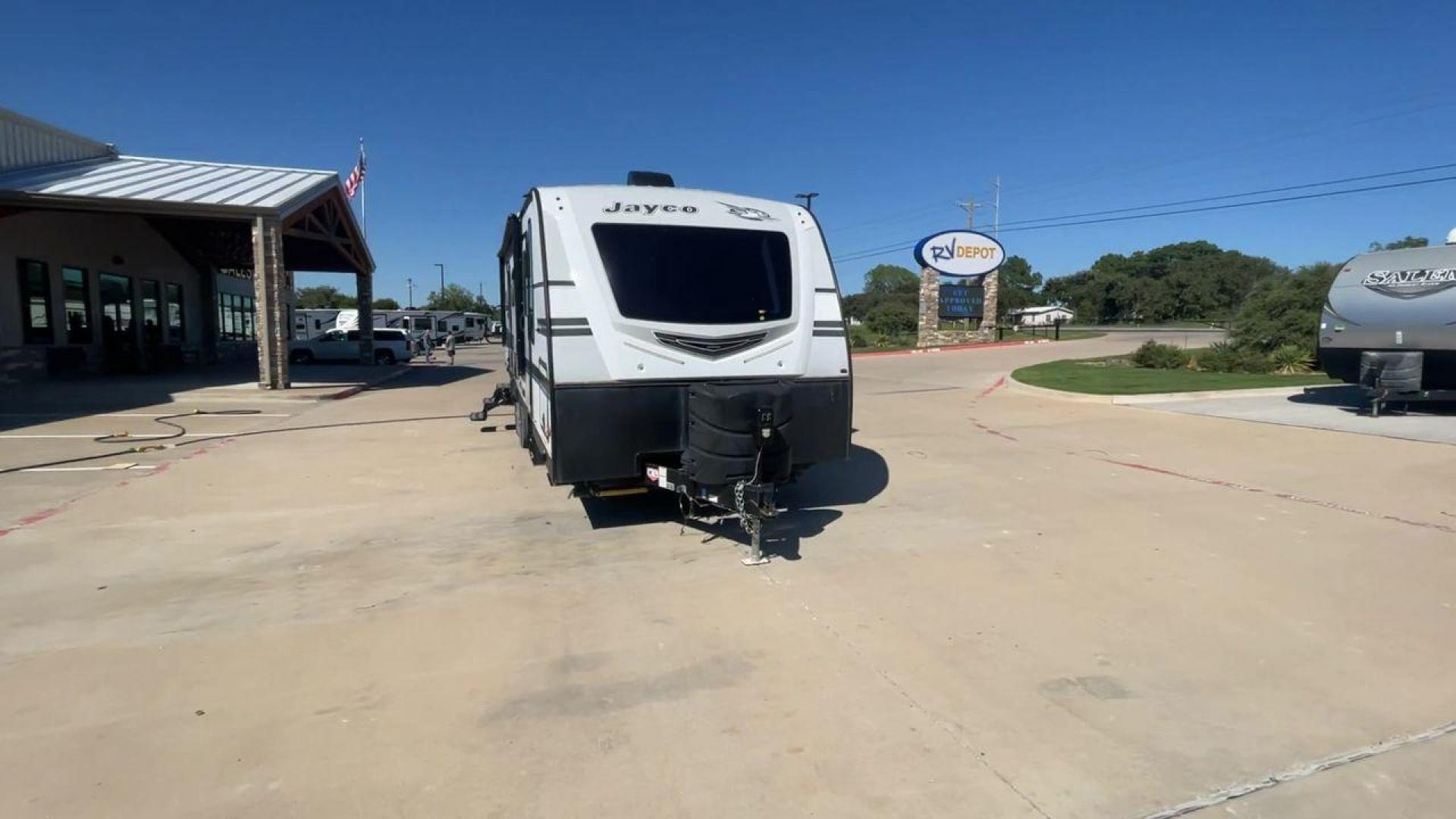 2018 JAYCO WHITE HAWK 27RB (1UJBJ0BR1J1) , Length: 32.7 ft. | Dry Weight: 6,500 lbs. | Gross Weight: 8,200 lbs. | Slides: 1 transmission, located at 4319 N Main Street, Cleburne, TX, 76033, (817) 221-0660, 32.435829, -97.384178 - The 2018 Jayco White Hawk 27RB is an impressive 32.7 ft travel trailer that blends comfort and functionality. With a dry weight of 6,500 lbs and a gross weight of 8,200 lbs, this single-slide unit provides a lightweight yet spacious experience for campers and travelers alike. The exterior of the Jay - Photo#4