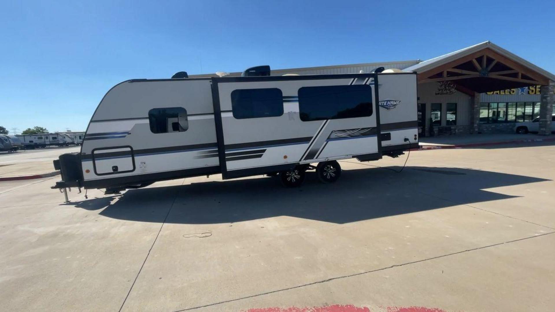 2018 JAYCO WHITE HAWK 27RB (1UJBJ0BR1J1) , Length: 32.7 ft. | Dry Weight: 6,500 lbs. | Gross Weight: 8,200 lbs. | Slides: 1 transmission, located at 4319 N Main Street, Cleburne, TX, 76033, (817) 221-0660, 32.435829, -97.384178 - The 2018 Jayco White Hawk 27RB is an impressive 32.7 ft travel trailer that blends comfort and functionality. With a dry weight of 6,500 lbs and a gross weight of 8,200 lbs, this single-slide unit provides a lightweight yet spacious experience for campers and travelers alike. The exterior of the Jay - Photo#6