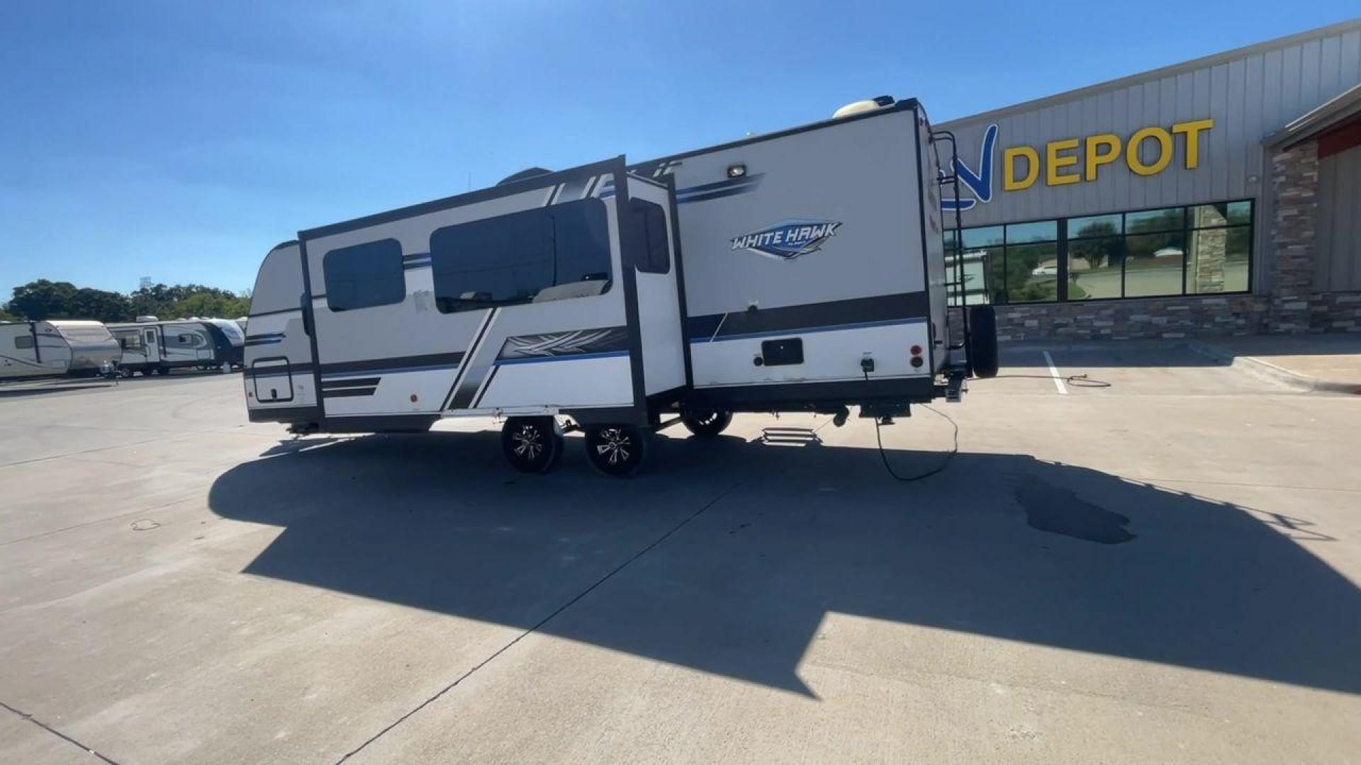 2018 JAYCO WHITE HAWK 27RB (1UJBJ0BR1J1) , Length: 32.7 ft. | Dry Weight: 6,500 lbs. | Gross Weight: 8,200 lbs. | Slides: 1 transmission, located at 4319 N Main Street, Cleburne, TX, 76033, (817) 221-0660, 32.435829, -97.384178 - The 2018 Jayco White Hawk 27RB is an impressive 32.7 ft travel trailer that blends comfort and functionality. With a dry weight of 6,500 lbs and a gross weight of 8,200 lbs, this single-slide unit provides a lightweight yet spacious experience for campers and travelers alike. The exterior of the Jay - Photo#7