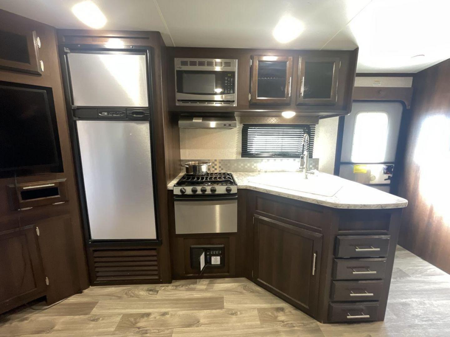 2018 JAYCO WHITE HAWK 27RB (1UJBJ0BR1J1) , Length: 32.7 ft. | Dry Weight: 6,500 lbs. | Gross Weight: 8,200 lbs. | Slides: 1 transmission, located at 4319 N Main Street, Cleburne, TX, 76033, (817) 221-0660, 32.435829, -97.384178 - The 2018 Jayco White Hawk 27RB is an impressive 32.7 ft travel trailer that blends comfort and functionality. With a dry weight of 6,500 lbs and a gross weight of 8,200 lbs, this single-slide unit provides a lightweight yet spacious experience for campers and travelers alike. The exterior of the Jay - Photo#10