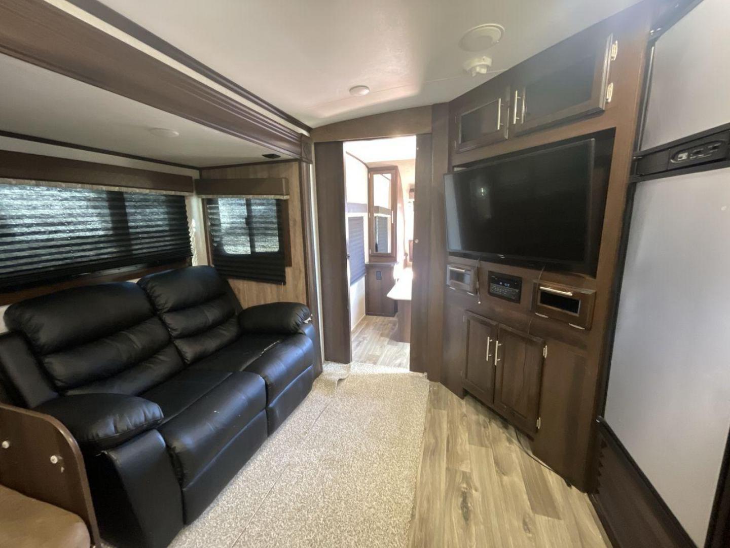 2018 JAYCO WHITE HAWK 27RB (1UJBJ0BR1J1) , Length: 32.7 ft. | Dry Weight: 6,500 lbs. | Gross Weight: 8,200 lbs. | Slides: 1 transmission, located at 4319 N Main Street, Cleburne, TX, 76033, (817) 221-0660, 32.435829, -97.384178 - The 2018 Jayco White Hawk 27RB is an impressive 32.7 ft travel trailer that blends comfort and functionality. With a dry weight of 6,500 lbs and a gross weight of 8,200 lbs, this single-slide unit provides a lightweight yet spacious experience for campers and travelers alike. The exterior of the Jay - Photo#11