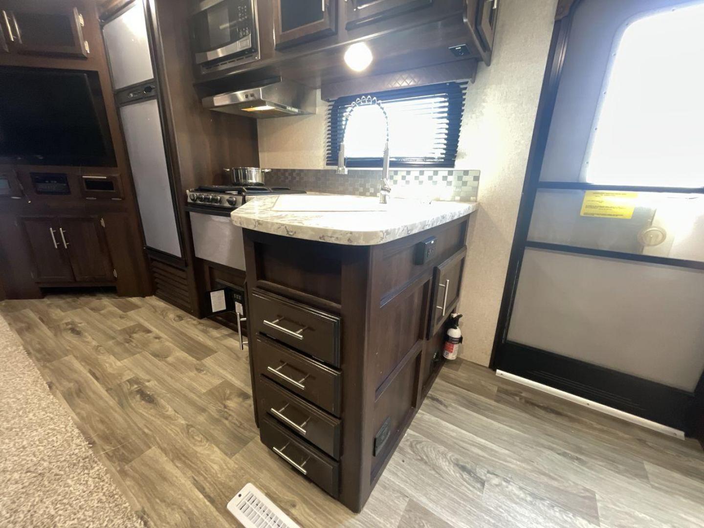 2018 JAYCO WHITE HAWK 27RB (1UJBJ0BR1J1) , Length: 32.7 ft. | Dry Weight: 6,500 lbs. | Gross Weight: 8,200 lbs. | Slides: 1 transmission, located at 4319 N Main Street, Cleburne, TX, 76033, (817) 221-0660, 32.435829, -97.384178 - The 2018 Jayco White Hawk 27RB is an impressive 32.7 ft travel trailer that blends comfort and functionality. With a dry weight of 6,500 lbs and a gross weight of 8,200 lbs, this single-slide unit provides a lightweight yet spacious experience for campers and travelers alike. The exterior of the Jay - Photo#21