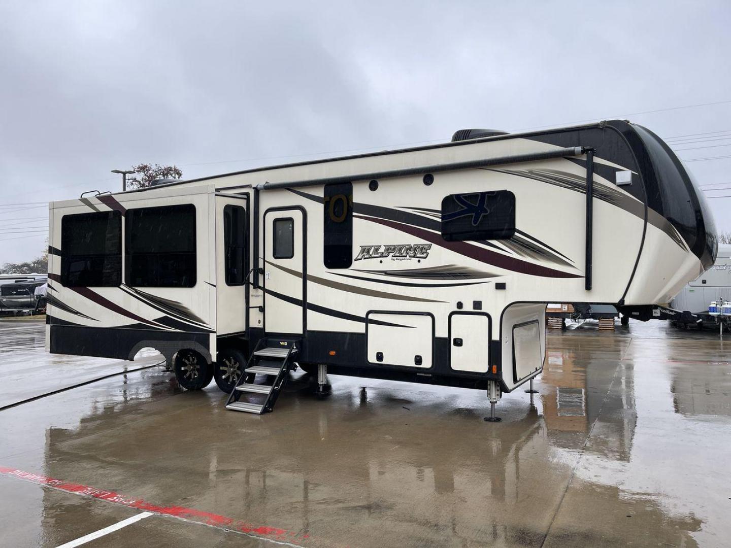 2018 KEYSTONE ALPINE 3011RE (4YDF30127JE) , Length: 34.08 ft. | Dry Weight: 11,945 lbs. | Gross Weight: 15,000 lbs. | Slides: 3 transmission, located at 4319 N Main Street, Cleburne, TX, 76033, (817) 221-0660, 32.435829, -97.384178 - The definition of luxury travel comes with the 2018 Keystone Alpine 3011RE. This is an opulent fifth-wheel trailer designed for discerning adventurers. Spanning 34 feet, this exquisite model boasts three slide-outs, creating a sprawling interior that redefines comfort on the road. The master bedroom - Photo#23