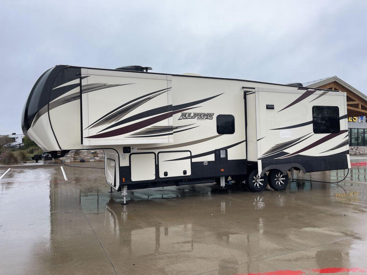 2018 KEYSTONE ALPINE 3011RE (4YDF30127JE) , Length: 34.08 ft. | Dry Weight: 11,945 lbs. | Gross Weight: 15,000 lbs. | Slides: 3 transmission, located at 4319 N Main Street, Cleburne, TX, 76033, (817) 221-0660, 32.435829, -97.384178 - The definition of luxury travel comes with the 2018 Keystone Alpine 3011RE. This is an opulent fifth-wheel trailer designed for discerning adventurers. Spanning 34 feet, this exquisite model boasts three slide-outs, creating a sprawling interior that redefines comfort on the road. The master bedroom - Photo#24