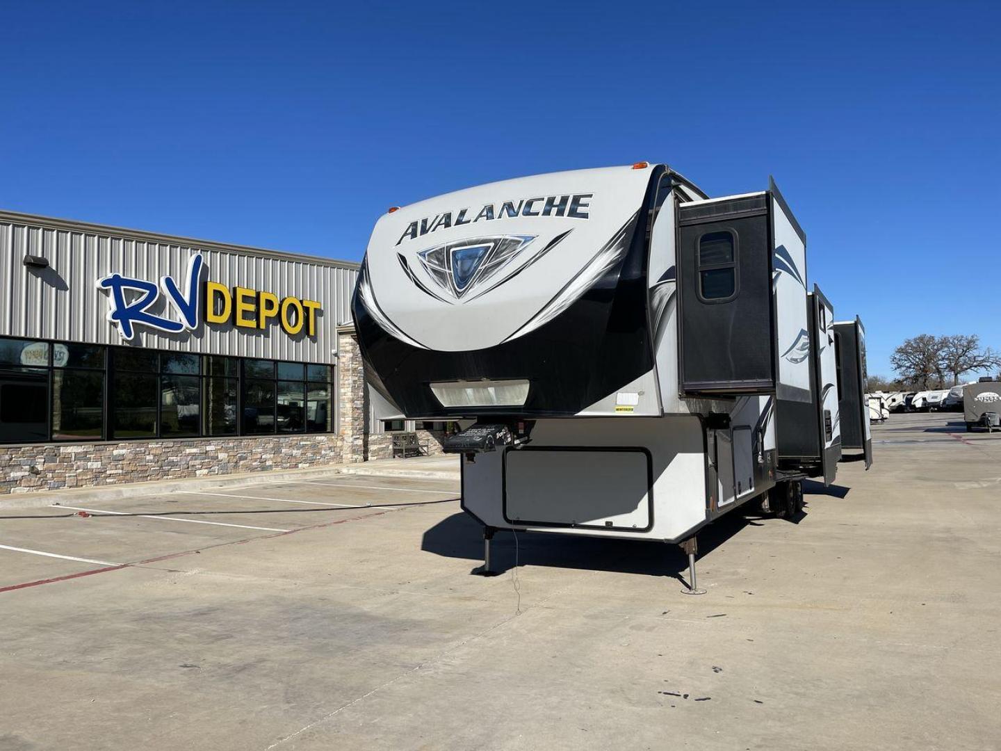 2018 KEYSTONE AVALANCHE 370RD - (4YDF37023JE) , located at 4319 N Main Street, Cleburne, TX, 76033, (817) 221-0660, 32.435829, -97.384178 - Discover extra features that contribute to making this RV an ideal investment. (1) It has one-piece fiberglass roof, constructed seamlessly that can prevent leaks and helps to improve structural integrity. (2) It has Insulated Walls and Ceiling, which can maintain comfortable temperatures reg - Photo#0