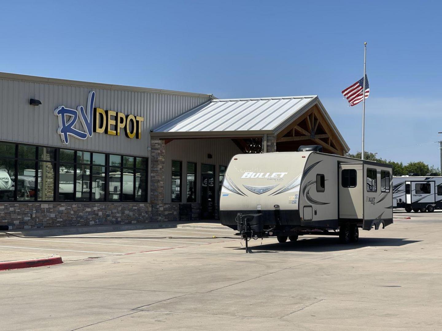 2018 KEYSTONE BULLET 269RL (4YDT26921JK) , Length: 31.92 ft. | Dry Weight: 5,285 lbs. | Gross Weight: 7,600 lbs. | Slides: 1 transmission, located at 4319 N Main Street, Cleburne, TX, 76033, (817) 221-0660, 32.435829, -97.384178 - Photo#0