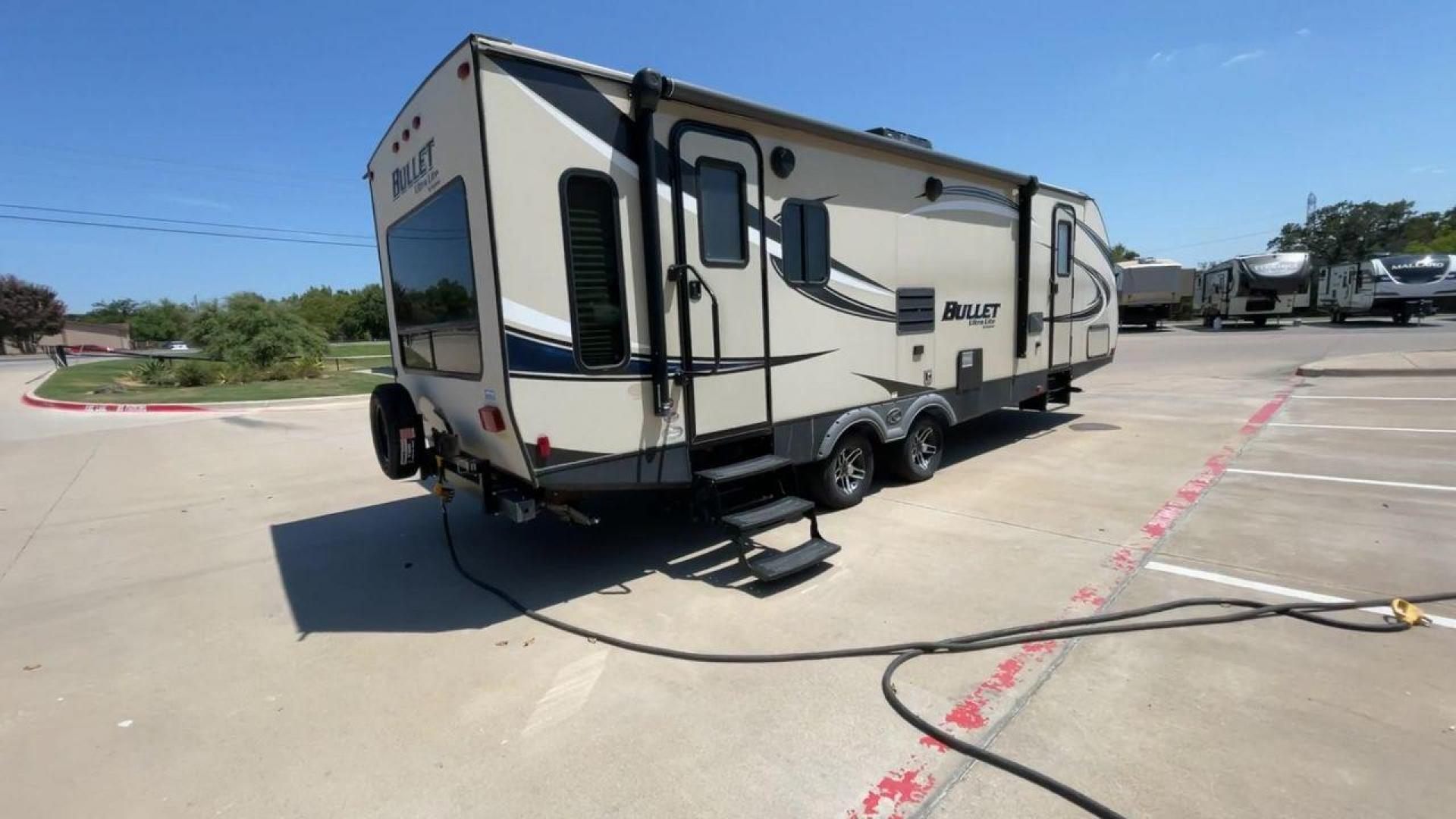 2018 KEYSTONE BULLET 269RL (4YDT26921JK) , Length: 31.92 ft. | Dry Weight: 5,285 lbs. | Gross Weight: 7,600 lbs. | Slides: 1 transmission, located at 4319 N Main Street, Cleburne, TX, 76033, (817) 221-0660, 32.435829, -97.384178 - Photo#1