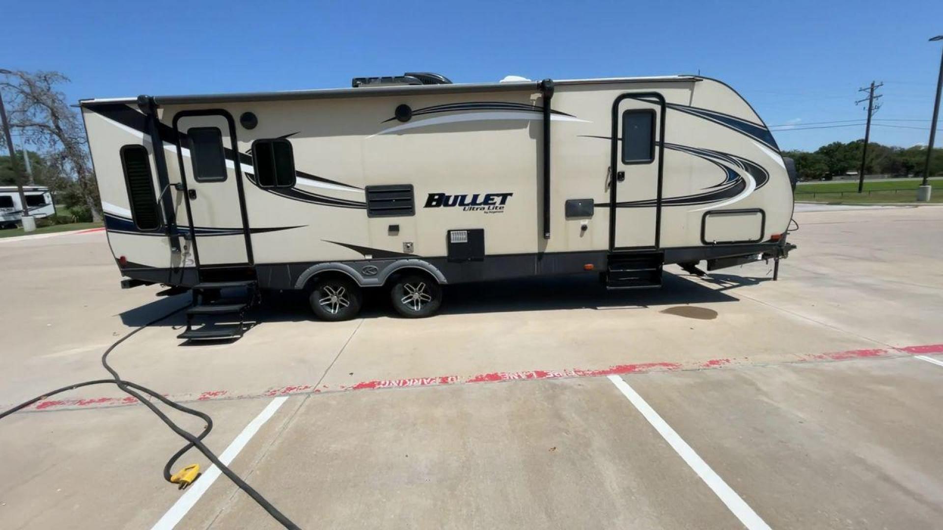 2018 KEYSTONE BULLET 269RL (4YDT26921JK) , Length: 31.92 ft. | Dry Weight: 5,285 lbs. | Gross Weight: 7,600 lbs. | Slides: 1 transmission, located at 4319 N Main Street, Cleburne, TX, 76033, (817) 221-0660, 32.435829, -97.384178 - Photo#2