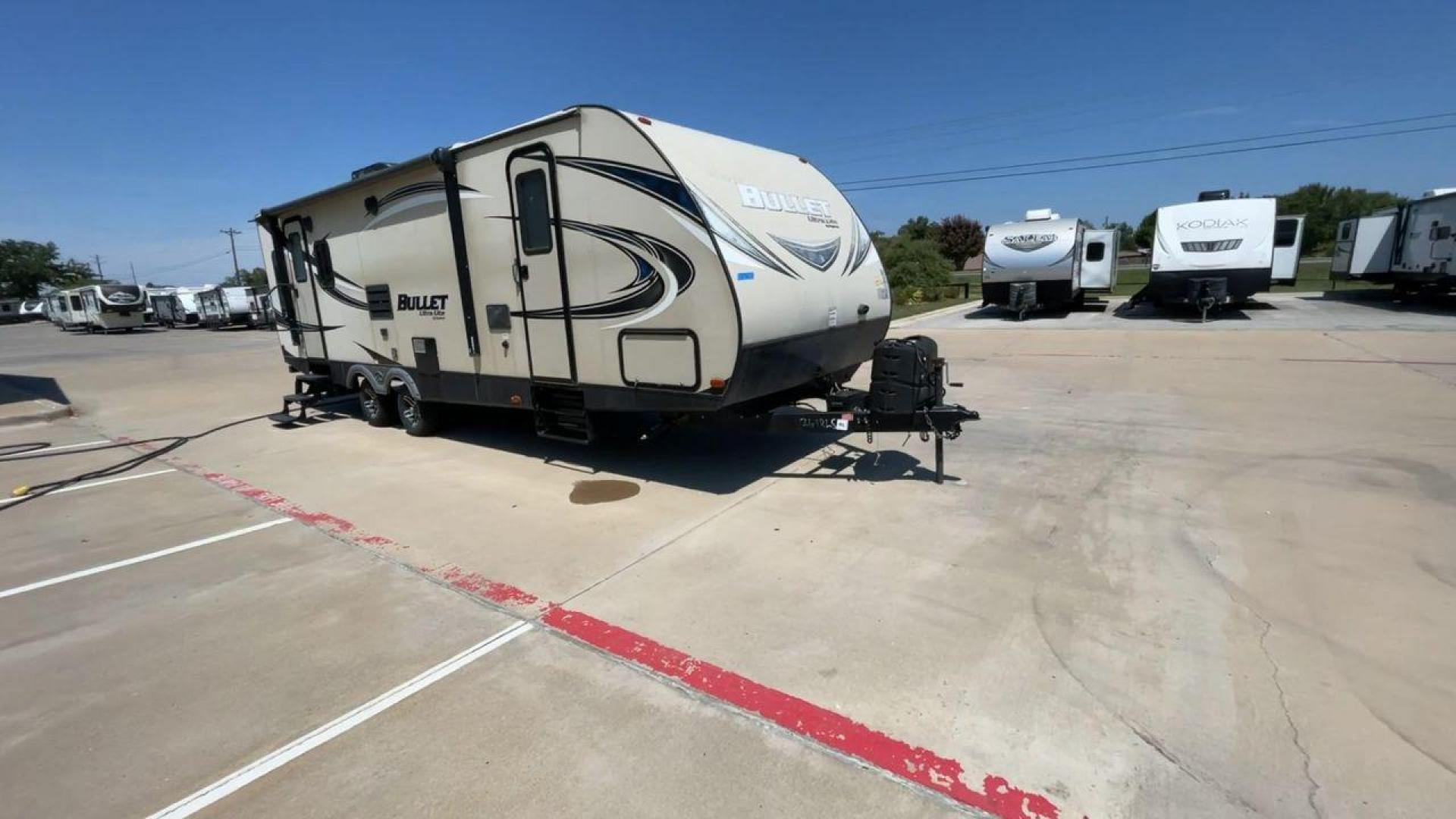 2018 KEYSTONE BULLET 269RL (4YDT26921JK) , Length: 31.92 ft. | Dry Weight: 5,285 lbs. | Gross Weight: 7,600 lbs. | Slides: 1 transmission, located at 4319 N Main Street, Cleburne, TX, 76033, (817) 221-0660, 32.435829, -97.384178 - Photo#3