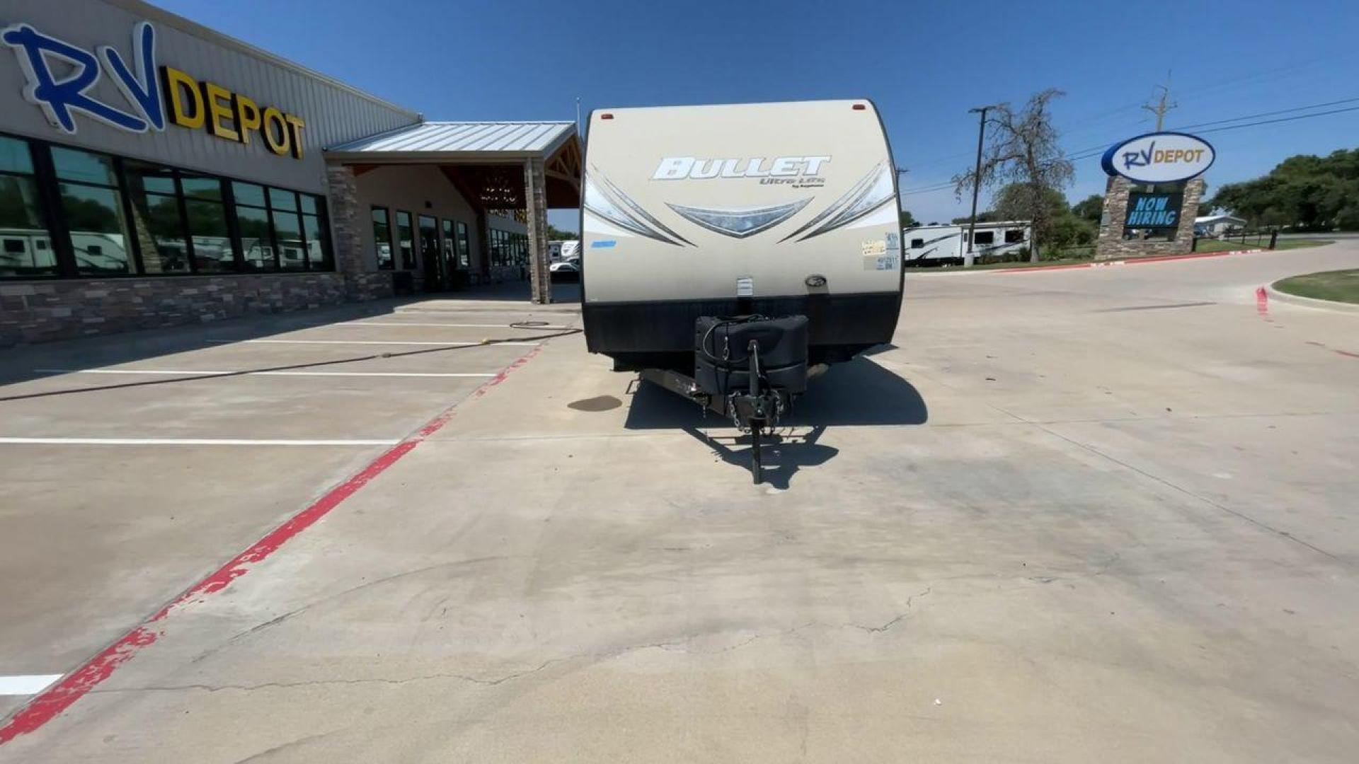 2018 KEYSTONE BULLET 269RL (4YDT26921JK) , Length: 31.92 ft. | Dry Weight: 5,285 lbs. | Gross Weight: 7,600 lbs. | Slides: 1 transmission, located at 4319 N Main Street, Cleburne, TX, 76033, (817) 221-0660, 32.435829, -97.384178 - Photo#4