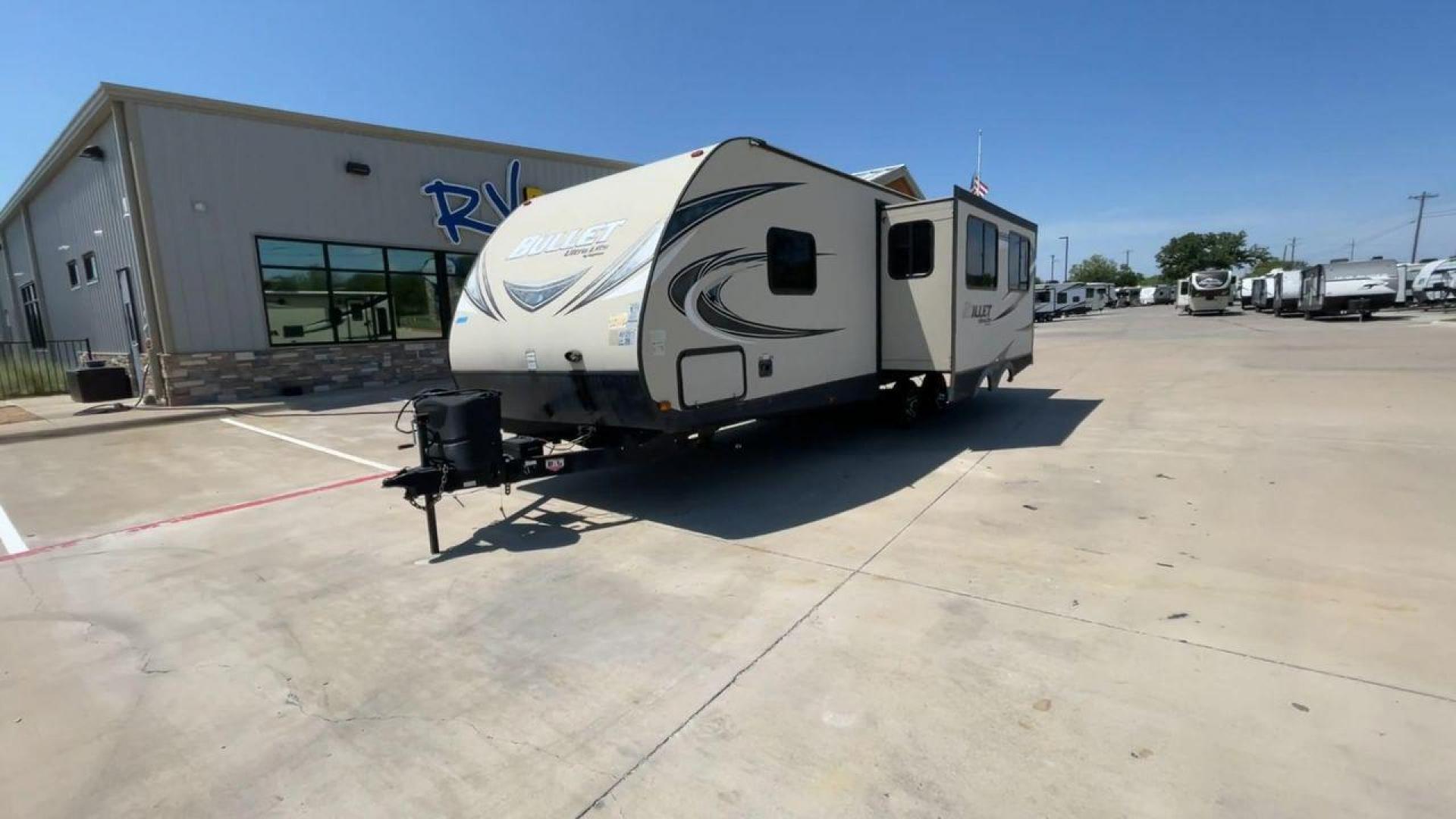 2018 KEYSTONE BULLET 269RL (4YDT26921JK) , Length: 31.92 ft. | Dry Weight: 5,285 lbs. | Gross Weight: 7,600 lbs. | Slides: 1 transmission, located at 4319 N Main Street, Cleburne, TX, 76033, (817) 221-0660, 32.435829, -97.384178 - Photo#5