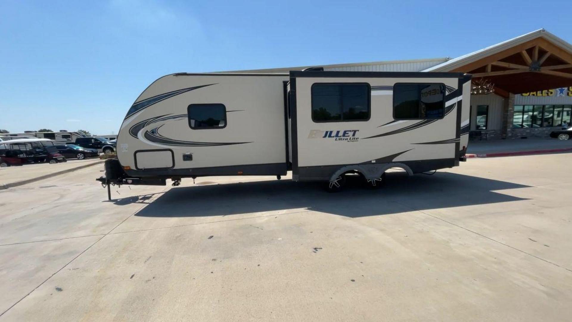 2018 KEYSTONE BULLET 269RL (4YDT26921JK) , Length: 31.92 ft. | Dry Weight: 5,285 lbs. | Gross Weight: 7,600 lbs. | Slides: 1 transmission, located at 4319 N Main Street, Cleburne, TX, 76033, (817) 221-0660, 32.435829, -97.384178 - Photo#6