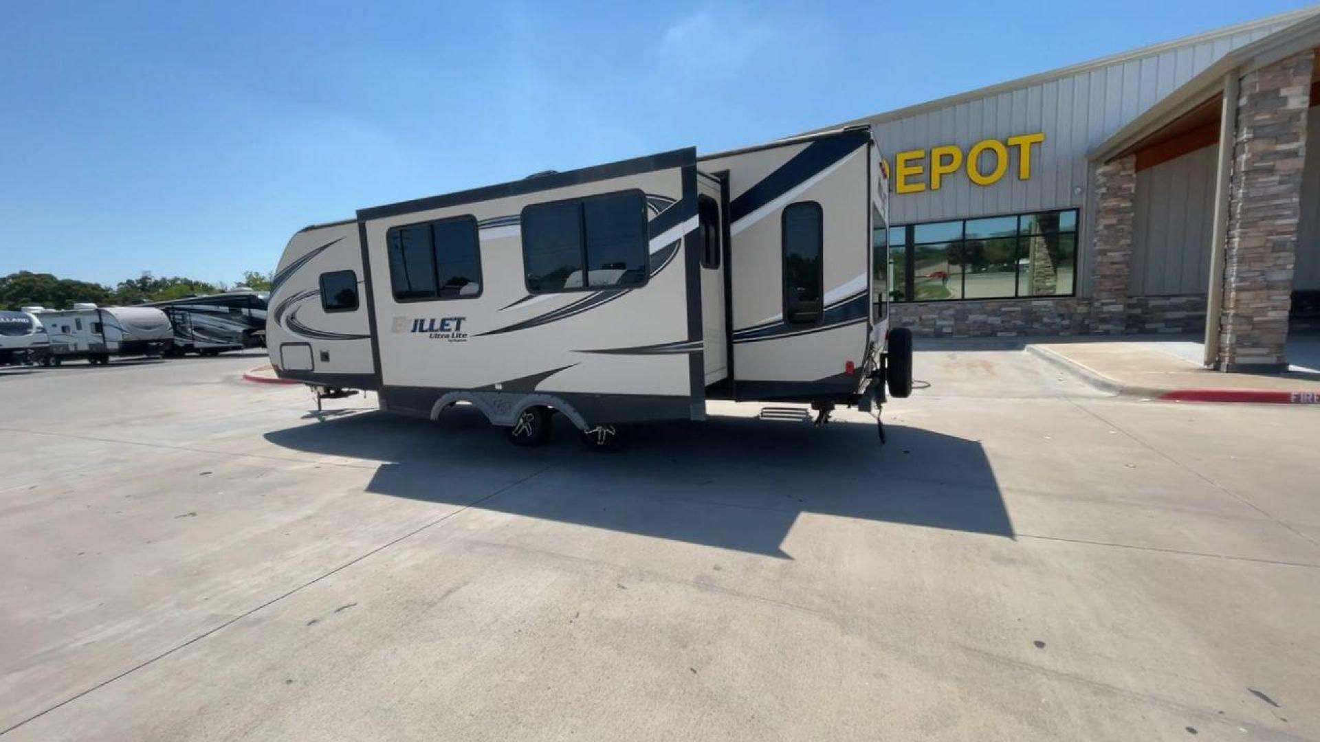 2018 KEYSTONE BULLET 269RL (4YDT26921JK) , Length: 31.92 ft. | Dry Weight: 5,285 lbs. | Gross Weight: 7,600 lbs. | Slides: 1 transmission, located at 4319 N Main Street, Cleburne, TX, 76033, (817) 221-0660, 32.435829, -97.384178 - Photo#7