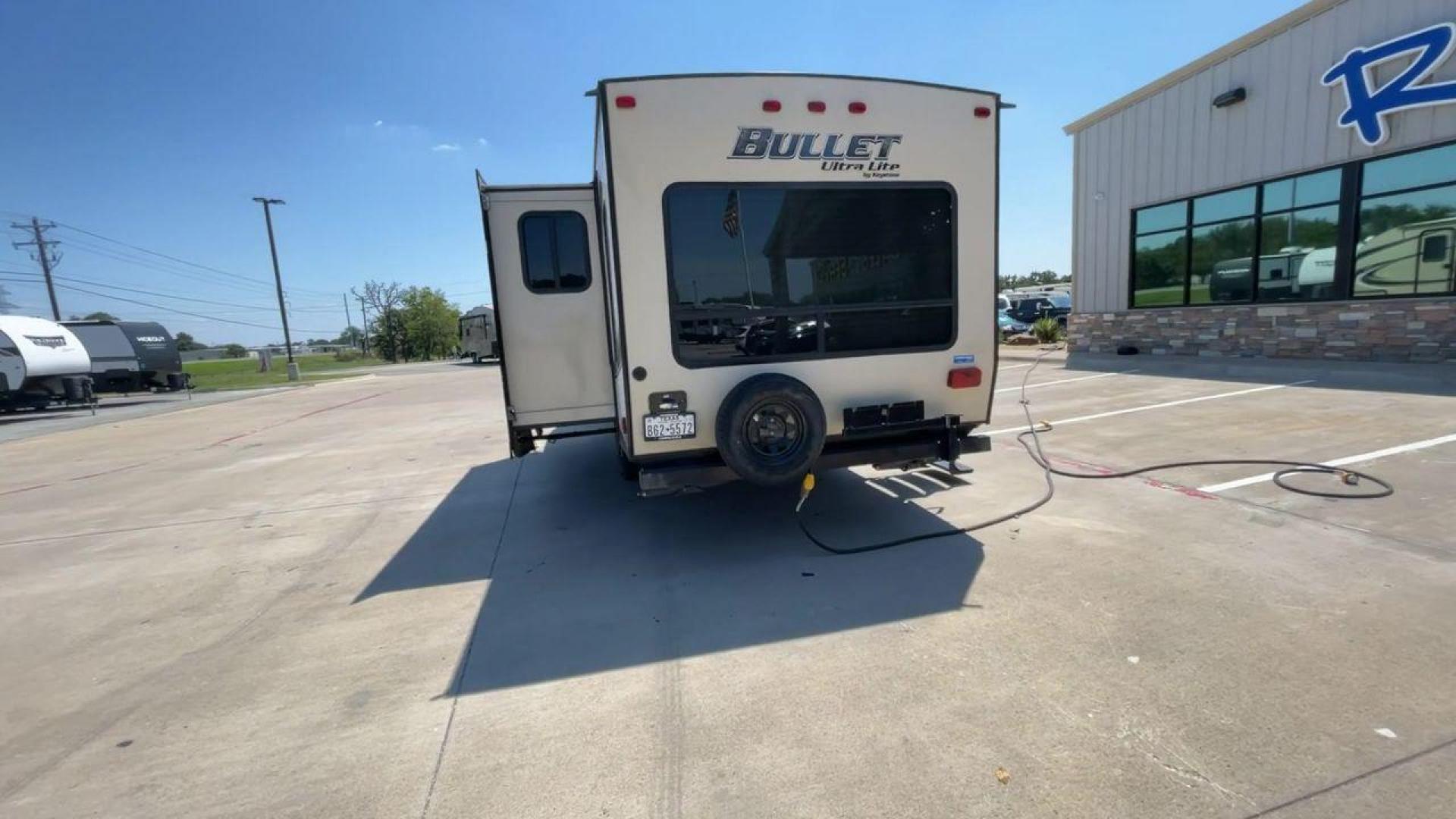 2018 KEYSTONE BULLET 269RL (4YDT26921JK) , Length: 31.92 ft. | Dry Weight: 5,285 lbs. | Gross Weight: 7,600 lbs. | Slides: 1 transmission, located at 4319 N Main Street, Cleburne, TX, 76033, (817) 221-0660, 32.435829, -97.384178 - Photo#8