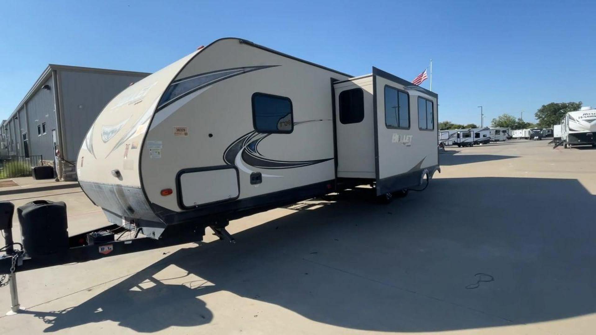 2018 KEYSTONE BULLET 330BHS (4YDT33024JT) , located at 4319 N Main Street, Cleburne, TX, 76033, (817) 221-0660, 32.435829, -97.384178 - The 2018 Keystone Bullet 330BHS offers a spacious and comfortable design. Measuring 37.42 feet in length, this RV is designed for easy towing without sacrificing comfort. It boasts three slide-outs that significantly increase the living space. The exterior features a smooth fiberglass finish with sl - Photo#5