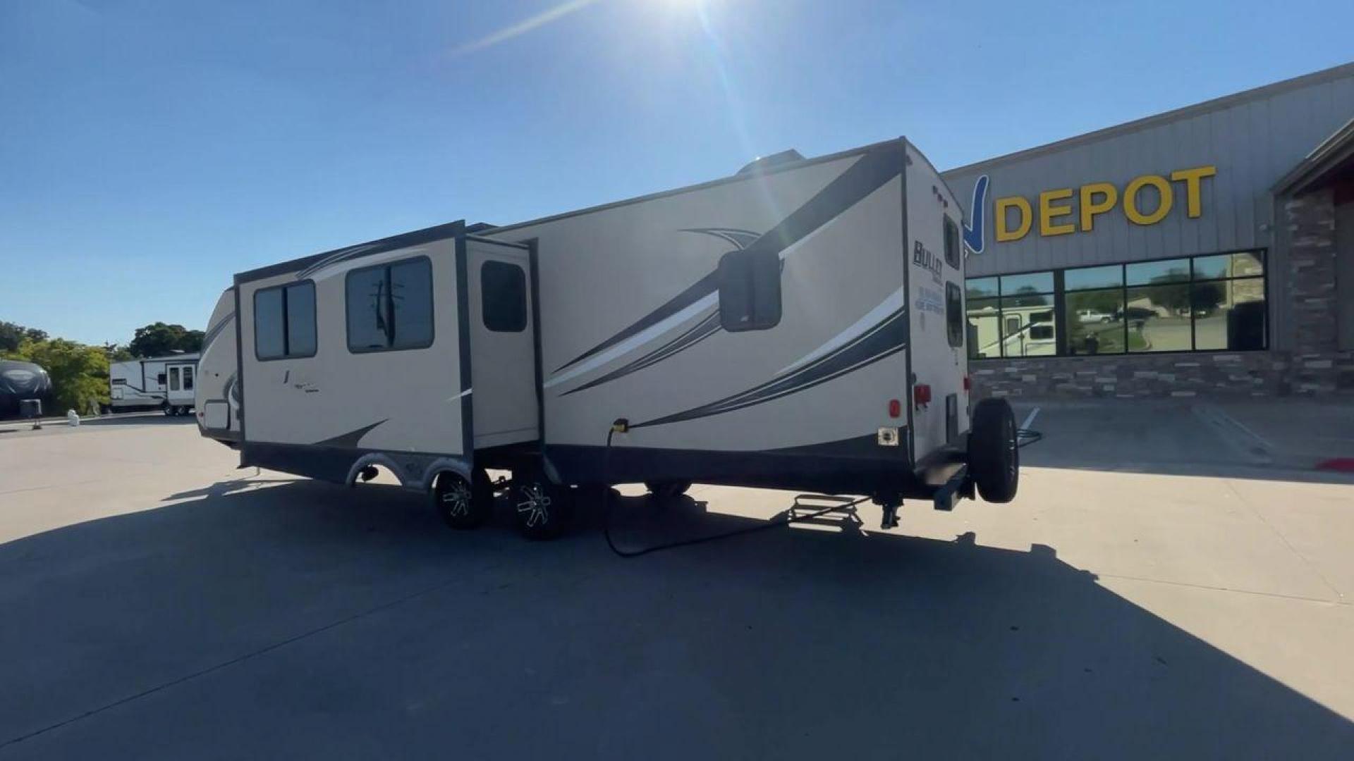 2018 KEYSTONE BULLET 330BHS (4YDT33024JT) , located at 4319 N Main Street, Cleburne, TX, 76033, (817) 221-0660, 32.435829, -97.384178 - The 2018 Keystone Bullet 330BHS offers a spacious and comfortable design. Measuring 37.42 feet in length, this RV is designed for easy towing without sacrificing comfort. It boasts three slide-outs that significantly increase the living space. The exterior features a smooth fiberglass finish with sl - Photo#7