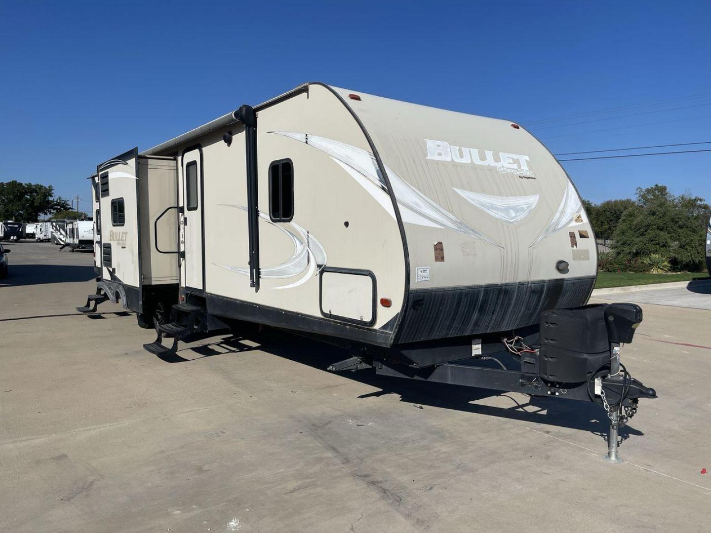 2018 KEYSTONE BULLET 330BHS (4YDT33024JT) , located at 4319 N Main Street, Cleburne, TX, 76033, (817) 221-0660, 32.435829, -97.384178 - The 2018 Keystone Bullet 330BHS offers a spacious and comfortable design. Measuring 37.42 feet in length, this RV is designed for easy towing without sacrificing comfort. It boasts three slide-outs that significantly increase the living space. The exterior features a smooth fiberglass finish with sl - Photo#23