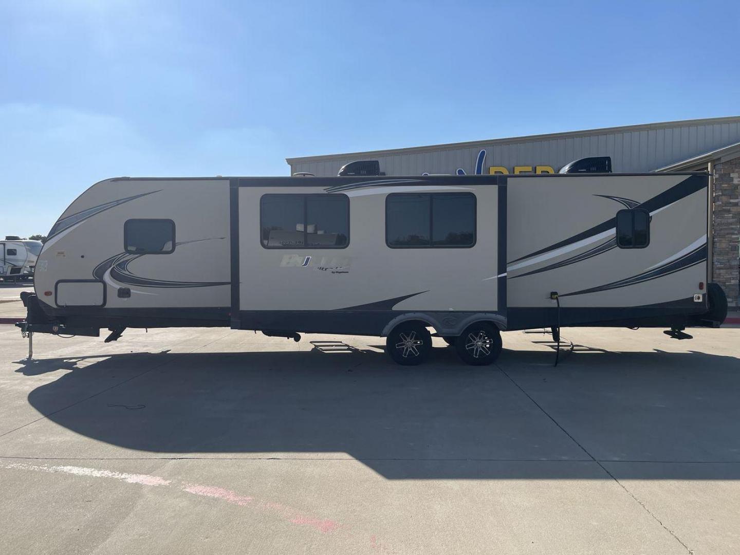 2018 KEYSTONE BULLET 330BHS (4YDT33024JT) , located at 4319 N Main Street, Cleburne, TX, 76033, (817) 221-0660, 32.435829, -97.384178 - The 2018 Keystone Bullet 330BHS offers a spacious and comfortable design. Measuring 37.42 feet in length, this RV is designed for easy towing without sacrificing comfort. It boasts three slide-outs that significantly increase the living space. The exterior features a smooth fiberglass finish with sl - Photo#24