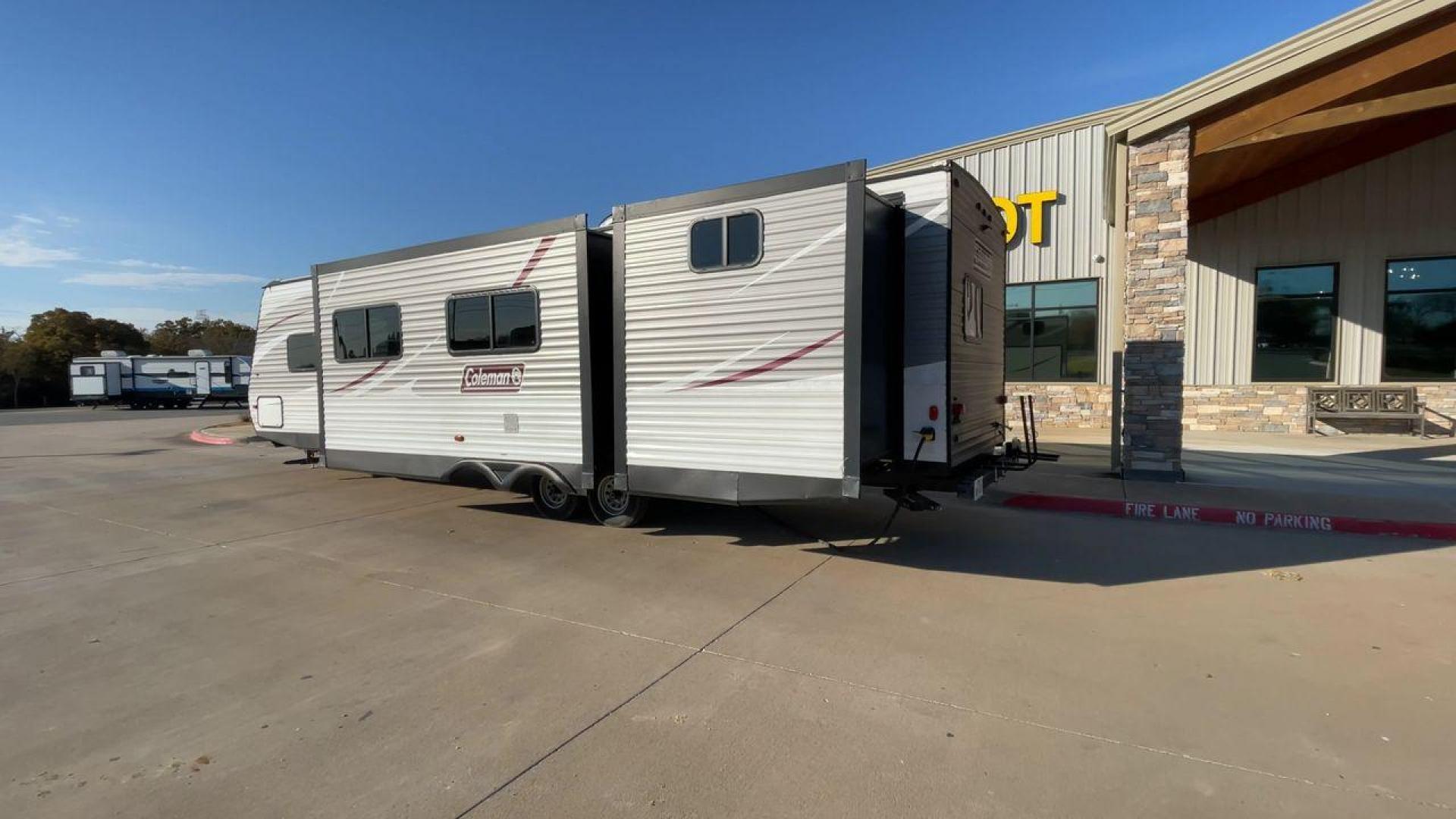 2018 SILVER KEYSTONE COLEMAN 337BH (4YDT33724JH) , Length: 37.92 ft. | Dry Weight: 8,352 lbs. | Slides: 3 transmission, located at 4319 N Main Street, Cleburne, TX, 76033, (817) 221-0660, 32.435829, -97.384178 - Discover extra features that contribute to making this RV an ideal investment. (1) The 2018 Keystone Coleman 337BH is a travel trailer known for its family-friendly features and spacious accommodations. (2) It has a rear bunkhouse features two bunks with a third bunk on top, making it ideal for - Photo#7