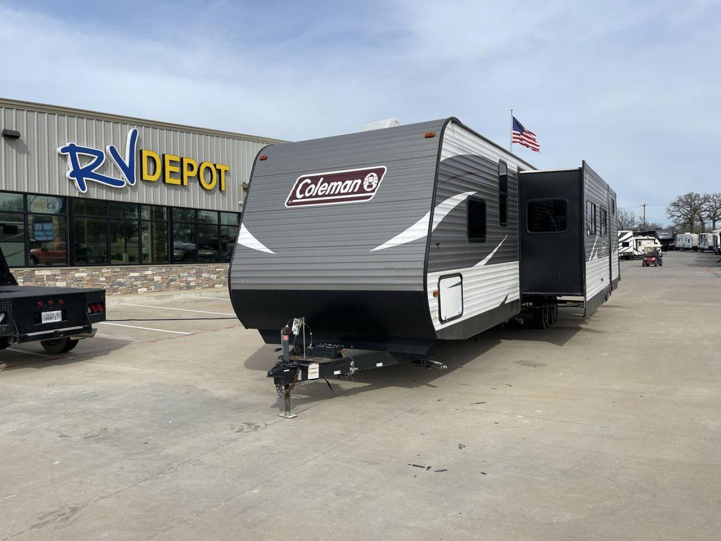 2018 SILVER KEYSTONE COLEMAN 337BH (4YDT33724JH) , Length: 37.92 ft. | Dry Weight: 8,352 lbs. | Slides: 3 transmission, located at 4319 N Main Street, Cleburne, TX, 76033, (817) 221-0660, 32.435829, -97.384178 - Discover extra features that contribute to making this RV an ideal investment. (1) The 2018 Keystone Coleman 337BH is a travel trailer known for its family-friendly features and spacious accommodations. (2) It has a rear bunkhouse features two bunks with a third bunk on top, making it ideal for - Photo#0