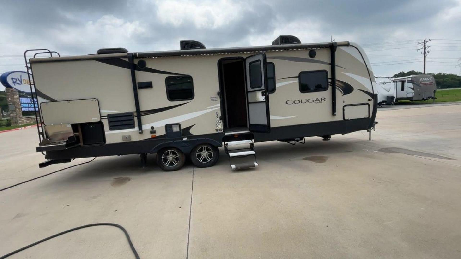 2018 KEYSTONE COUGAR 27RES (4YDT27R21JV) , located at 4319 N Main Street, Cleburne, TX, 76033, (817) 221-0660, 32.435829, -97.384178 - Photo#2