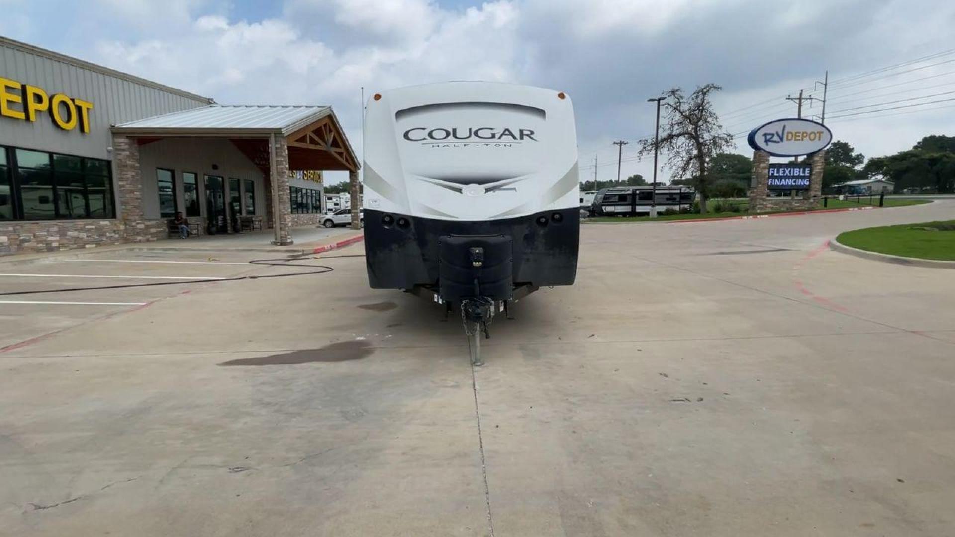 2018 KEYSTONE COUGAR 27RES (4YDT27R21JV) , located at 4319 N Main Street, Cleburne, TX, 76033, (817) 221-0660, 32.435829, -97.384178 - Photo#4