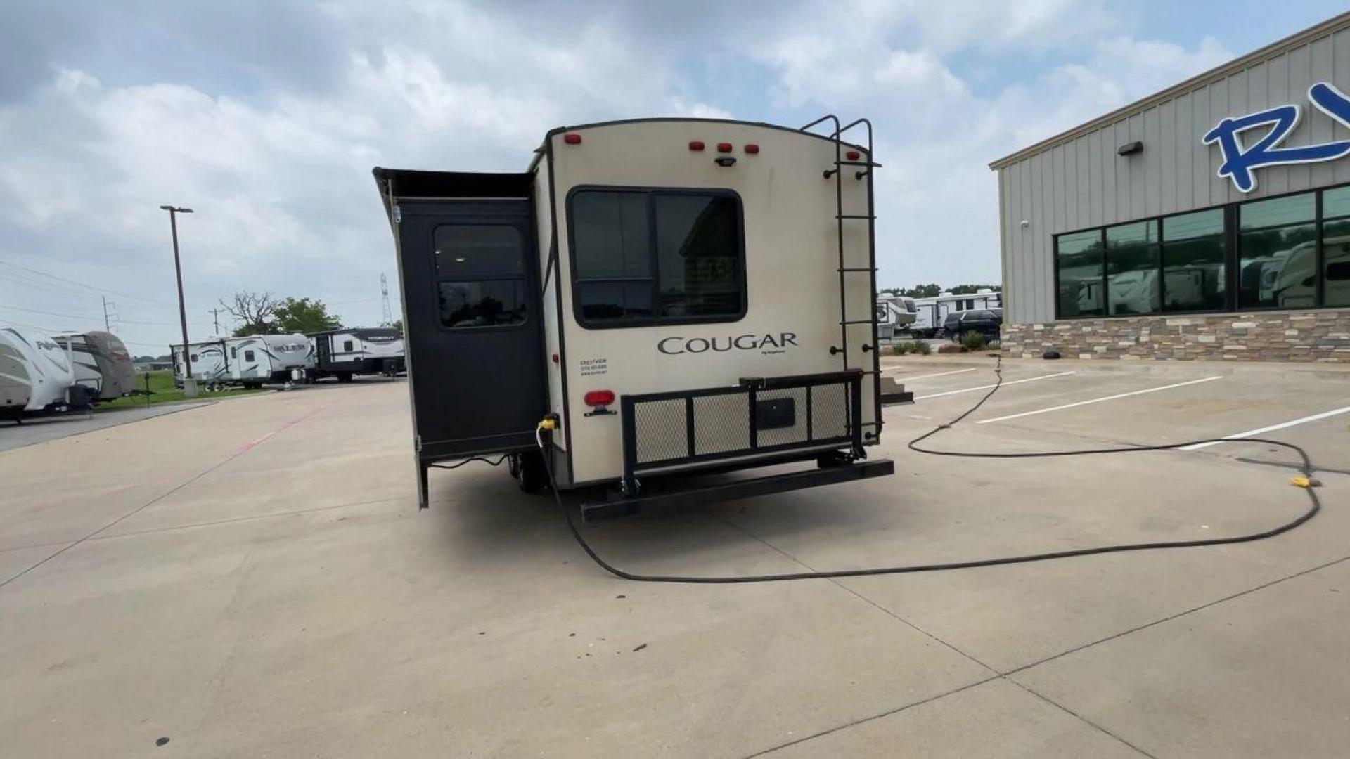 2018 KEYSTONE COUGAR 27RES (4YDT27R21JV) , located at 4319 N Main Street, Cleburne, TX, 76033, (817) 221-0660, 32.435829, -97.384178 - Photo#8