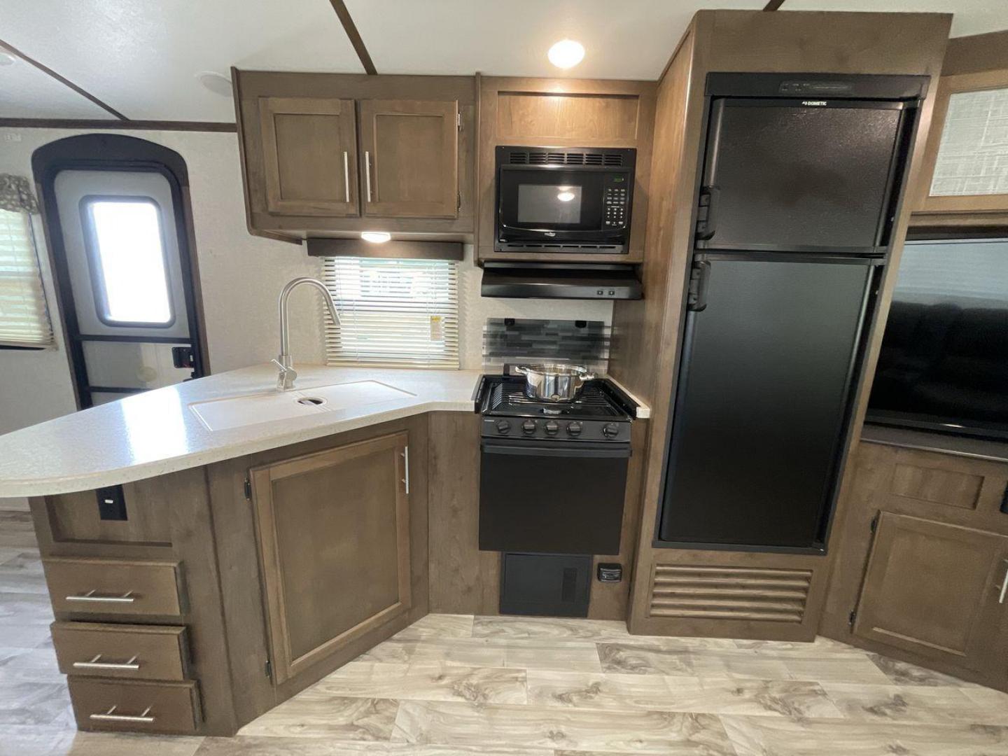 2018 KEYSTONE COUGAR 27RES (4YDT27R21JV) , located at 4319 N Main Street, Cleburne, TX, 76033, (817) 221-0660, 32.435829, -97.384178 - Photo#10