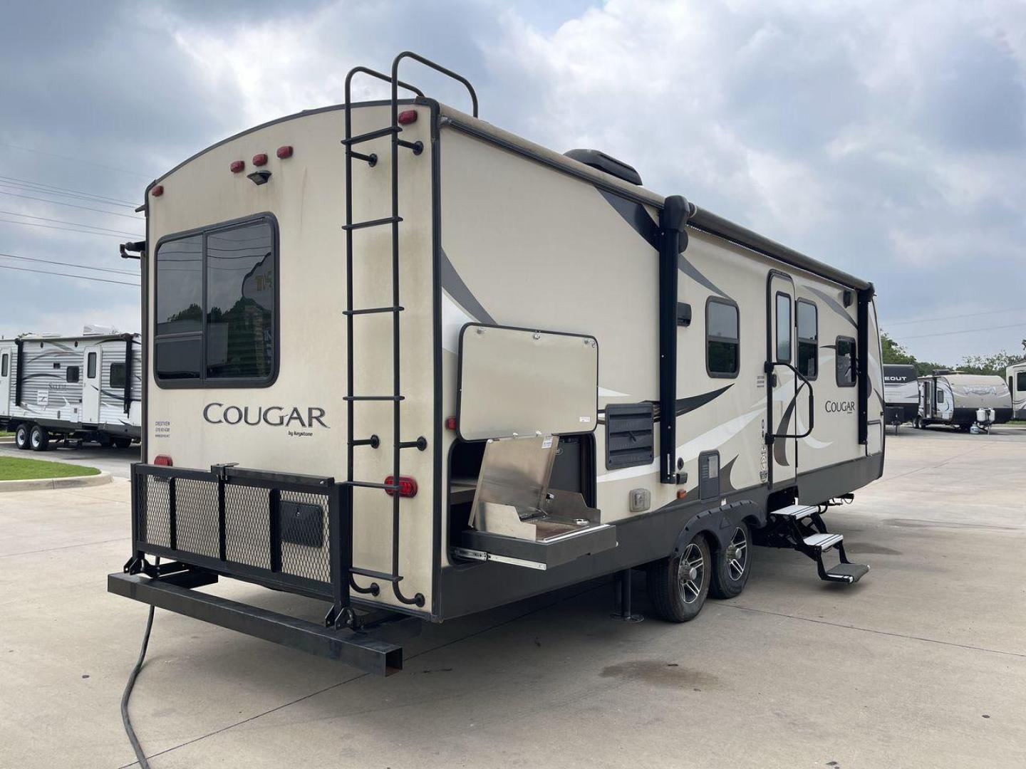 2018 KEYSTONE COUGAR 27RES (4YDT27R21JV) , located at 4319 N Main Street, Cleburne, TX, 76033, (817) 221-0660, 32.435829, -97.384178 - Photo#25