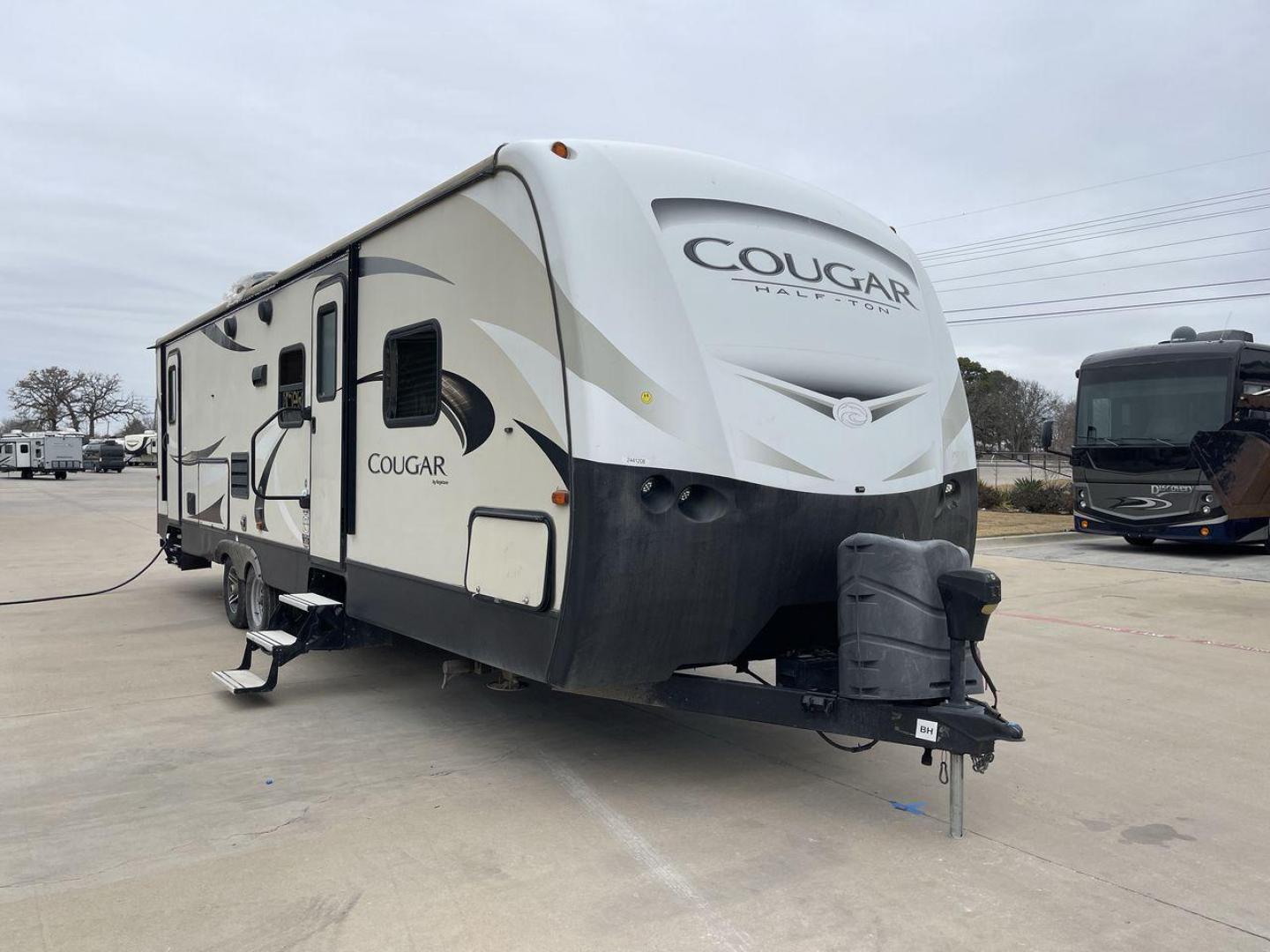 2018 WHITE KEYSTONE COUGAR 29BHS (4YDT29B29JV) , Length: 34.75 ft. | Dry Weight: 6,870 lbs. | Gross Weight: 8,800 lbs. | Slides: 1 transmission, located at 4319 N Main Street, Cleburne, TX, 76033, (817) 221-0660, 32.435829, -97.384178 - The 2018 Keystone Cougar 29BHS is a single-slide travel trailer that measures just a bit under 35 ft. in length. It has a dry weight of 6,870 lbs. and a GVWR of 8,800 lbs. Its exterior is a base color of tan with white and gray accents. It comes with an automatic heating and cooling rate of 35,000 a - Photo#21