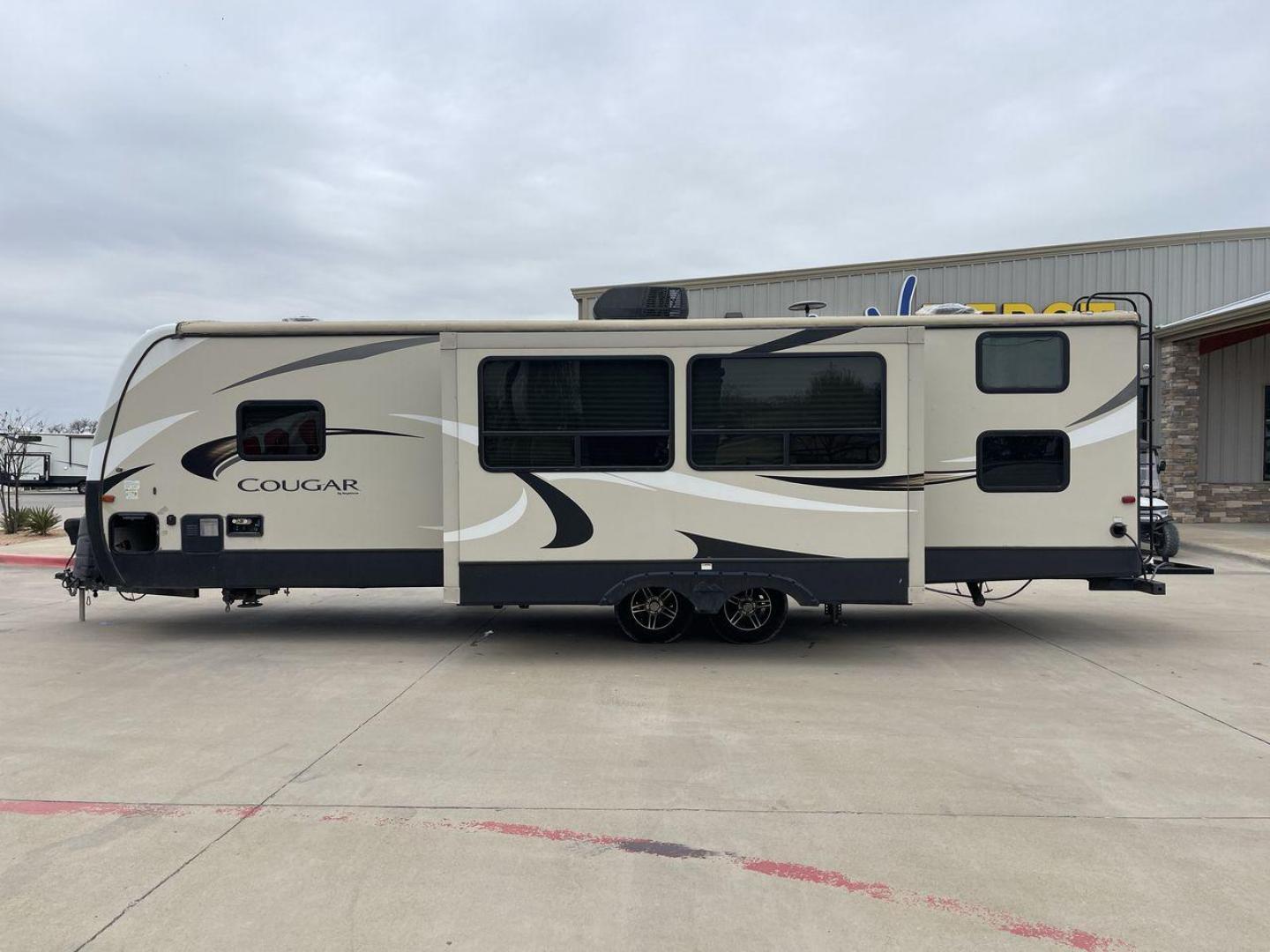 2018 WHITE KEYSTONE COUGAR 29BHS (4YDT29B29JV) , Length: 34.75 ft. | Dry Weight: 6,870 lbs. | Gross Weight: 8,800 lbs. | Slides: 1 transmission, located at 4319 N Main Street, Cleburne, TX, 76033, (817) 221-0660, 32.435829, -97.384178 - The 2018 Keystone Cougar 29BHS is a single-slide travel trailer that measures just a bit under 35 ft. in length. It has a dry weight of 6,870 lbs. and a GVWR of 8,800 lbs. Its exterior is a base color of tan with white and gray accents. It comes with an automatic heating and cooling rate of 35,000 a - Photo#22