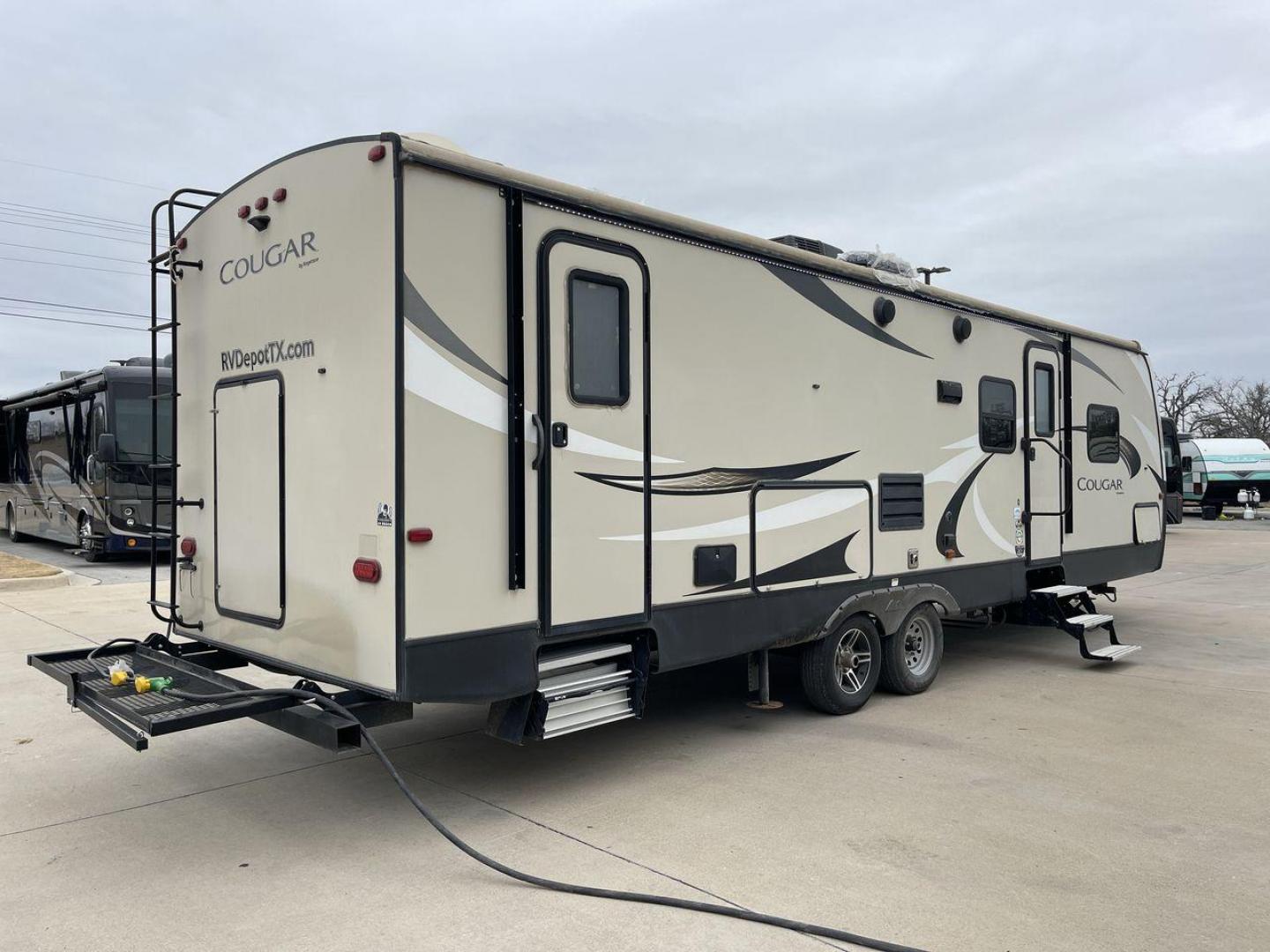 2018 WHITE KEYSTONE COUGAR 29BHS (4YDT29B29JV) , Length: 34.75 ft. | Dry Weight: 6,870 lbs. | Gross Weight: 8,800 lbs. | Slides: 1 transmission, located at 4319 N Main Street, Cleburne, TX, 76033, (817) 221-0660, 32.435829, -97.384178 - The 2018 Keystone Cougar 29BHS is a single-slide travel trailer that measures just a bit under 35 ft. in length. It has a dry weight of 6,870 lbs. and a GVWR of 8,800 lbs. Its exterior is a base color of tan with white and gray accents. It comes with an automatic heating and cooling rate of 35,000 a - Photo#23