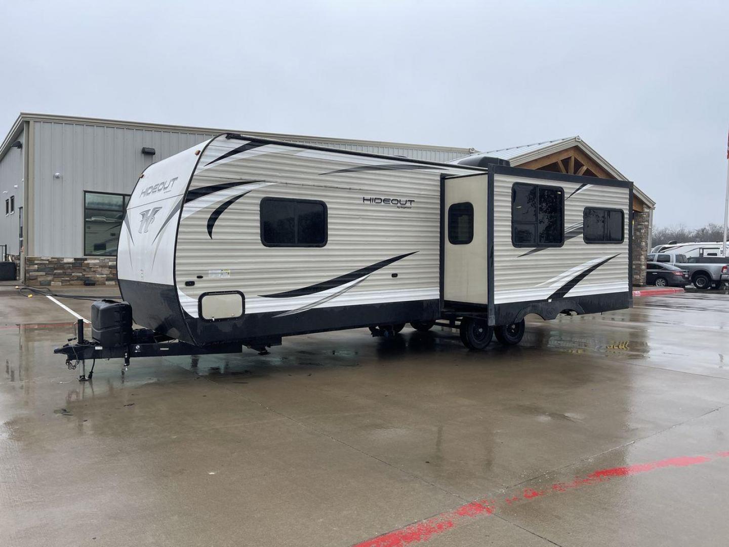 2018 WHITE KEYSTONE HIDEOUT 26RLS (4YDT26R23J7) , located at 4319 N Main Street, Cleburne, TX, 76033, (817) 221-0660, 32.435829, -97.384178 - Photo#23