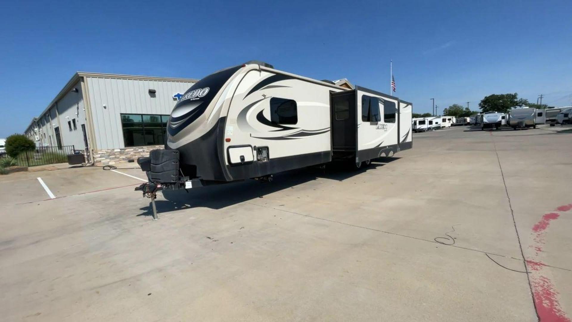 2018 KEYSTONE LAREDO 331BH (4YDT33129JV) , Length: 37.92 ft. | Dry Weight: 8,090 lbs. | Gross Weight: 9,655 lbs. 9,655 lbs. | Slides: 3 transmission, located at 4319 N Main Street, Cleburne, TX, 76033, (817) 221-0660, 32.435829, -97.384178 - Photo#5