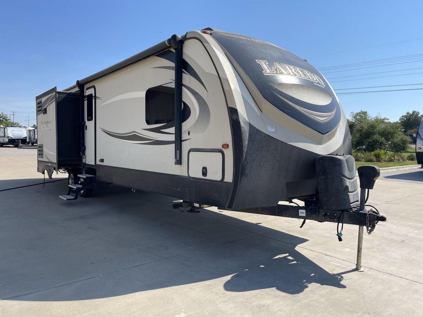 2018 KEYSTONE LAREDO 331BH (4YDT33129JV) , Length: 37.92 ft. | Dry Weight: 8,090 lbs. | Gross Weight: 9,655 lbs. 9,655 lbs. | Slides: 3 transmission, located at 4319 N Main Street, Cleburne, TX, 76033, (817) 221-0660, 32.435829, -97.384178 - Photo#23