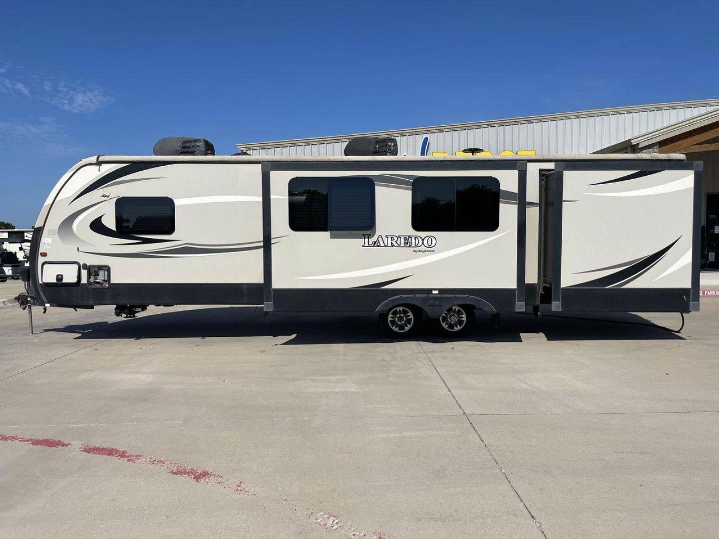 2018 KEYSTONE LAREDO 331BH (4YDT33129JV) , Length: 37.92 ft. | Dry Weight: 8,090 lbs. | Gross Weight: 9,655 lbs. 9,655 lbs. | Slides: 3 transmission, located at 4319 N Main Street, Cleburne, TX, 76033, (817) 221-0660, 32.435829, -97.384178 - Photo#24