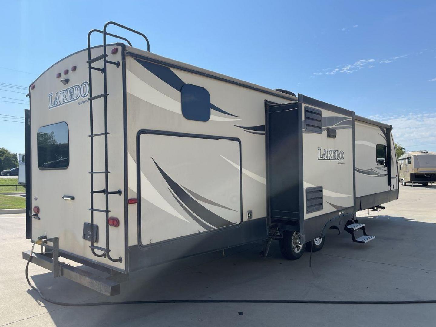 2018 KEYSTONE LAREDO 331BH (4YDT33129JV) , Length: 37.92 ft. | Dry Weight: 8,090 lbs. | Gross Weight: 9,655 lbs. 9,655 lbs. | Slides: 3 transmission, located at 4319 N Main Street, Cleburne, TX, 76033, (817) 221-0660, 32.435829, -97.384178 - Photo#25