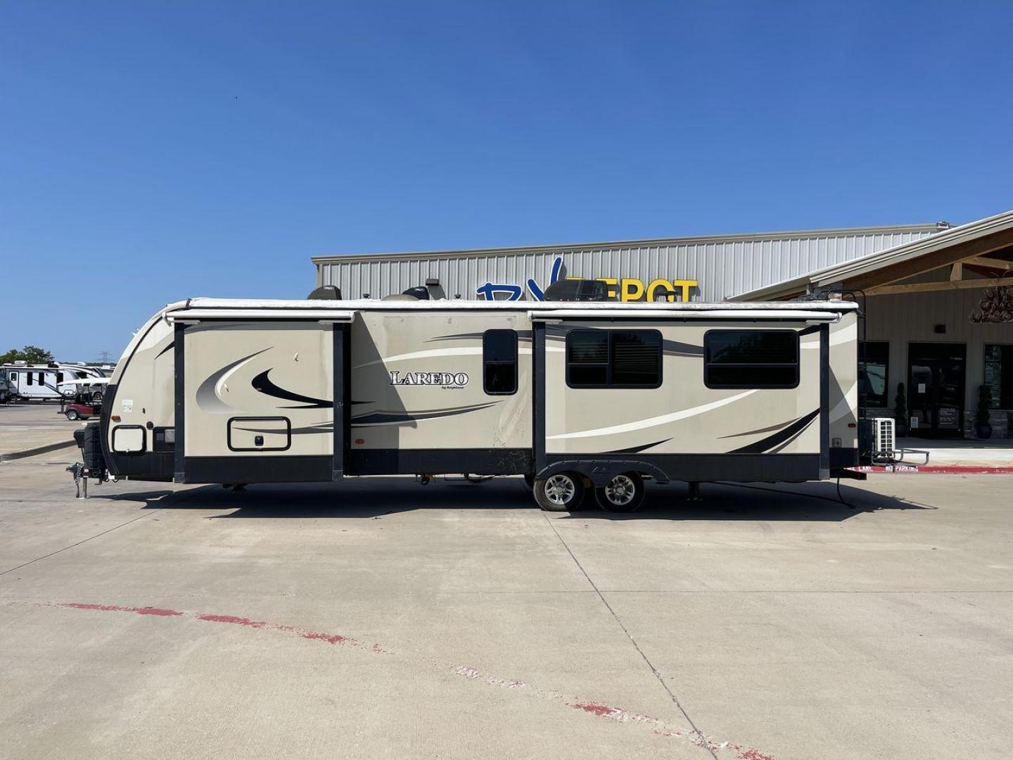 2018 KEYSTONE LAREDO 335MK (4YDT33524JV) , Length: 37.92 ft. | Dry Weight: 8,473 lbs. | Gross Weight: 10,000 lbs. | Slides: 2 transmission, located at 4319 N Main Street, Cleburne, TX, 76033, (817) 221-0660, 32.435829, -97.384178 - The 2018 Keystone Laredo 335MK is a spacious and feature-packed travel trailer with a length of 37.92 ft, a dry weight of 8,473 lbs, and a gross weight capacity of 10,000 lbs. It includes two large slide-outs, significantly expanding the living and kitchen areas. The exterior features a cream and be - Photo#24