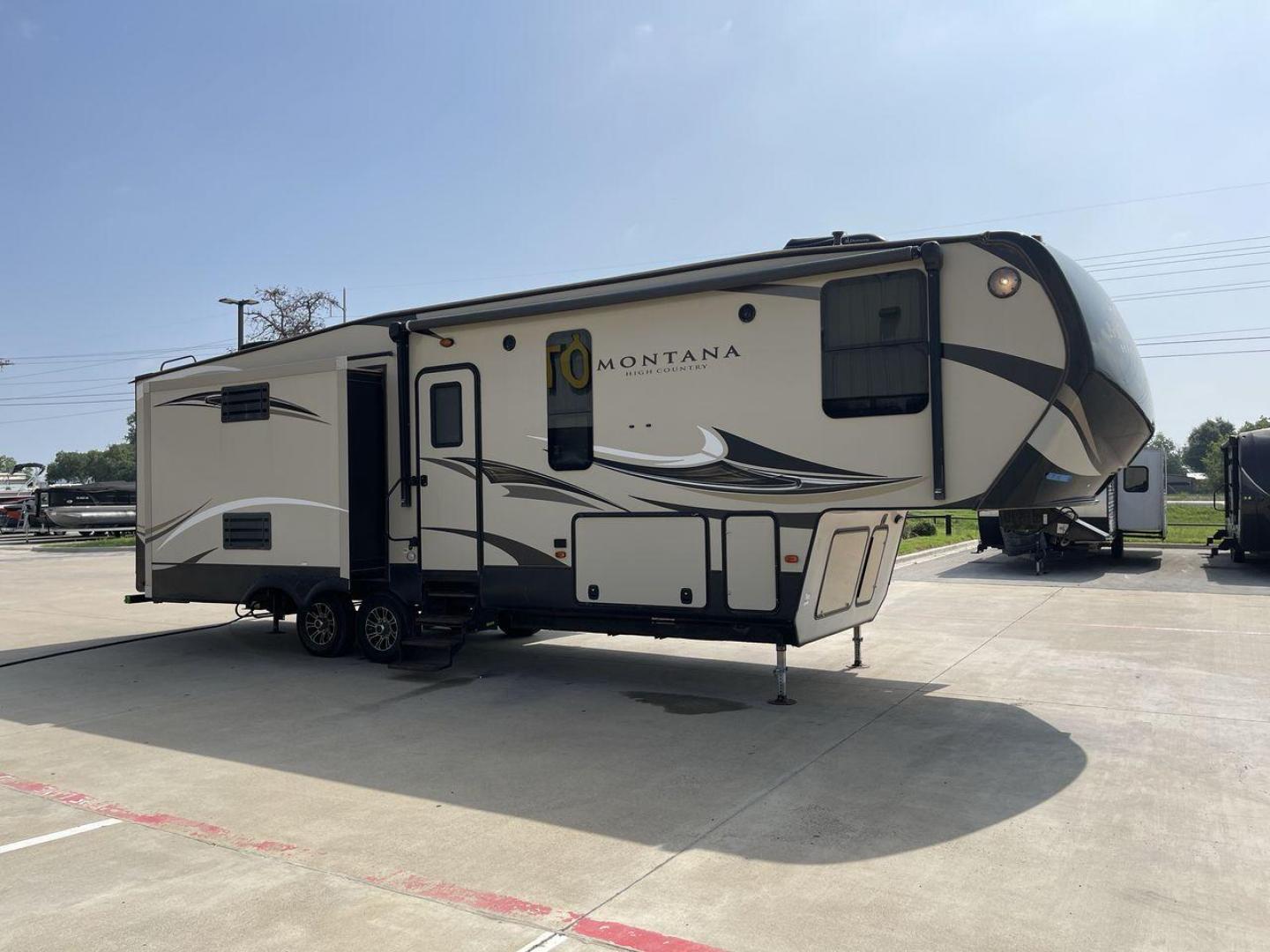 2018 TAN KEYSTONE MONTANA 305RL (4YDF3052XJA) , Length: 35.67 ft. | Dry Weight: 10,390 lbs. | Gross Weight: 14,270 lbs. | Slides: 3 transmission, located at 4319 N Main Street, Cleburne, TX, 76033, (817) 221-0660, 32.435829, -97.384178 - The 2018 Keystone Montana 305RL is a dual-axle aluminum wheel set-up that measures 35.67 ft. in length. It has a dry weight of 10,390 lbs. and a GVWR of 14,270 lbs. It is made of aluminum and fiberglass. It comes with automatic heating and cooling rated at 35,000 and 15,000 BTUs respectively. With 3 - Photo#23