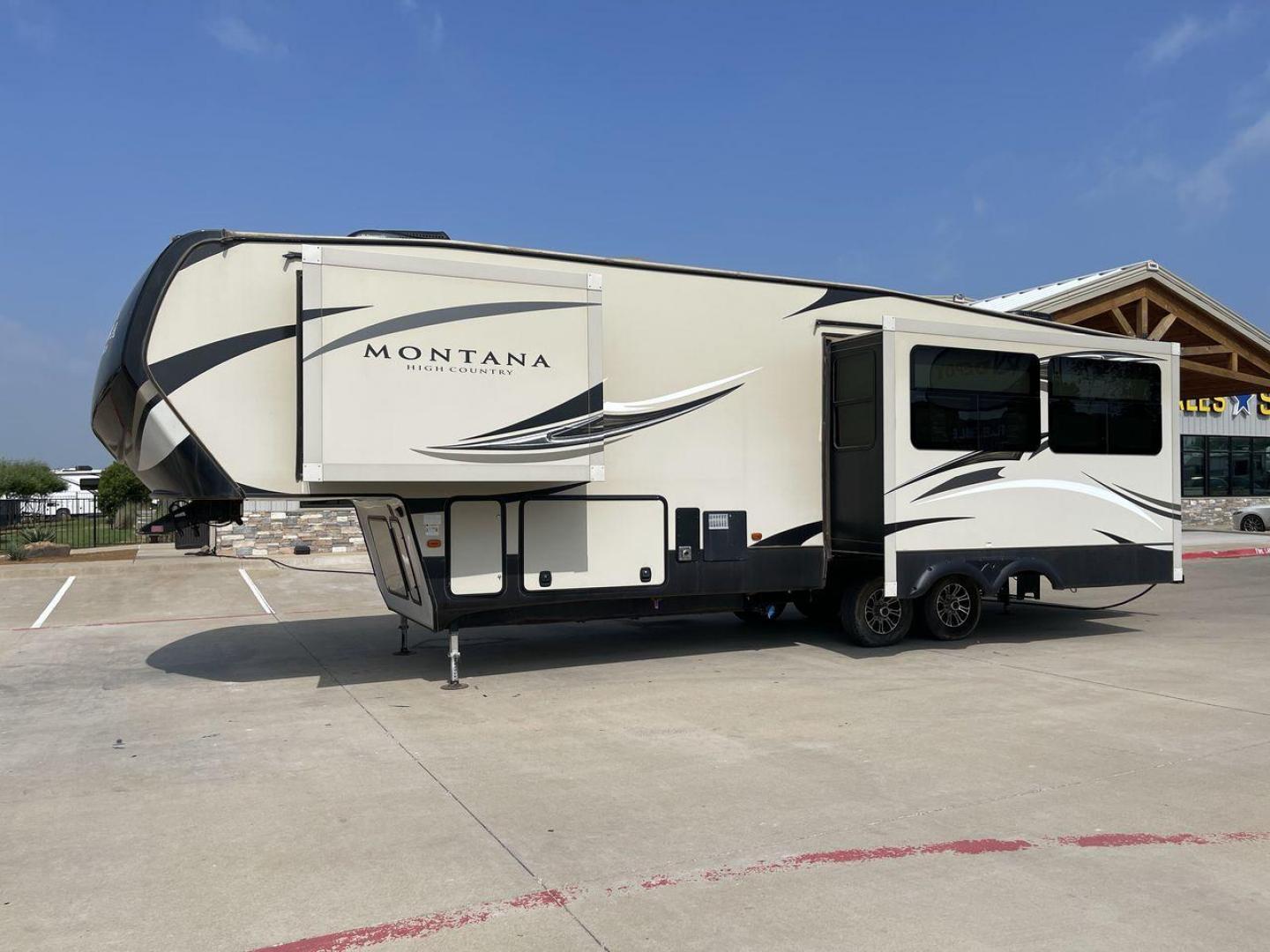 2018 TAN KEYSTONE MONTANA 305RL (4YDF3052XJA) , Length: 35.67 ft. | Dry Weight: 10,390 lbs. | Gross Weight: 14,270 lbs. | Slides: 3 transmission, located at 4319 N Main Street, Cleburne, TX, 76033, (817) 221-0660, 32.435829, -97.384178 - The 2018 Keystone Montana 305RL is a dual-axle aluminum wheel set-up that measures 35.67 ft. in length. It has a dry weight of 10,390 lbs. and a GVWR of 14,270 lbs. It is made of aluminum and fiberglass. It comes with automatic heating and cooling rated at 35,000 and 15,000 BTUs respectively. With 3 - Photo#24