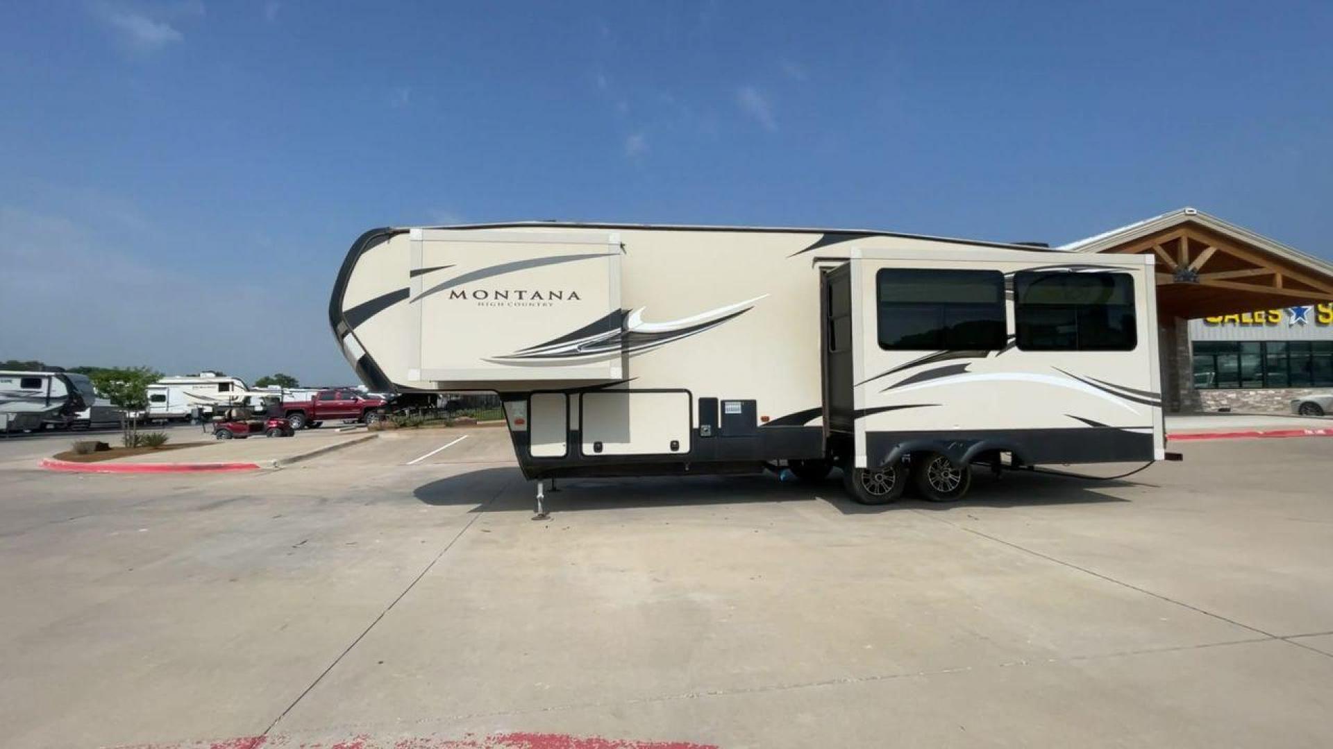 2018 TAN KEYSTONE MONTANA 305RL (4YDF3052XJA) , Length: 35.67 ft. | Dry Weight: 10,390 lbs. | Gross Weight: 14,270 lbs. | Slides: 3 transmission, located at 4319 N Main Street, Cleburne, TX, 76033, (817) 221-0660, 32.435829, -97.384178 - The 2018 Keystone Montana 305RL is a dual-axle aluminum wheel set-up that measures 35.67 ft. in length. It has a dry weight of 10,390 lbs. and a GVWR of 14,270 lbs. It is made of aluminum and fiberglass. It comes with automatic heating and cooling rated at 35,000 and 15,000 BTUs respectively. With 3 - Photo#6