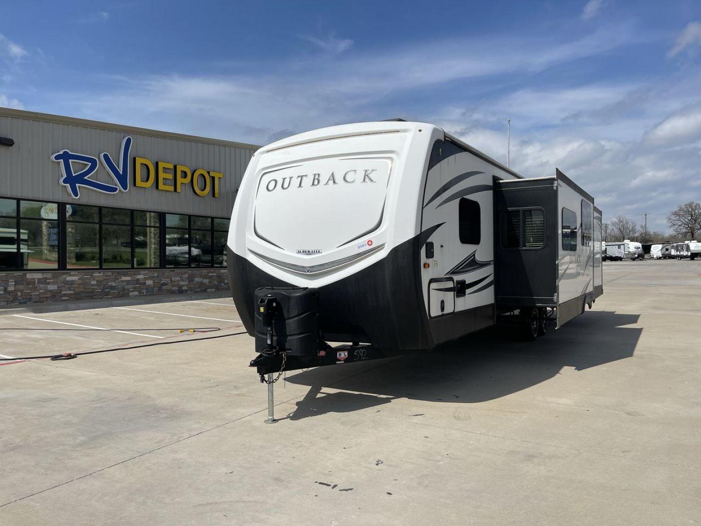 2018 KEYSTONE OUTBACK 312BH (4YDT31228JB) , located at 4319 N Main Street, Cleburne, TX, 76033, (817) 221-0660, 32.435829, -97.384178 - Photo#0