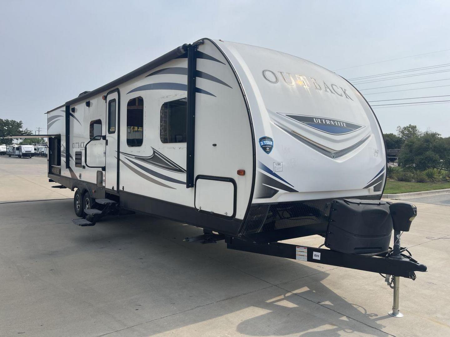 2018 KEYSTONE OUTBACK 320UBH (4YDT32025JB) , Length: 36.67 ft. | Dry Weight: 6,520 lbs. | Gross Weight: 8,500 lbs. | Slides: 1 transmission, located at 4319 N Main Street, Cleburne, TX, 76033, (817) 221-0660, 32.435829, -97.384178 - Photo#22